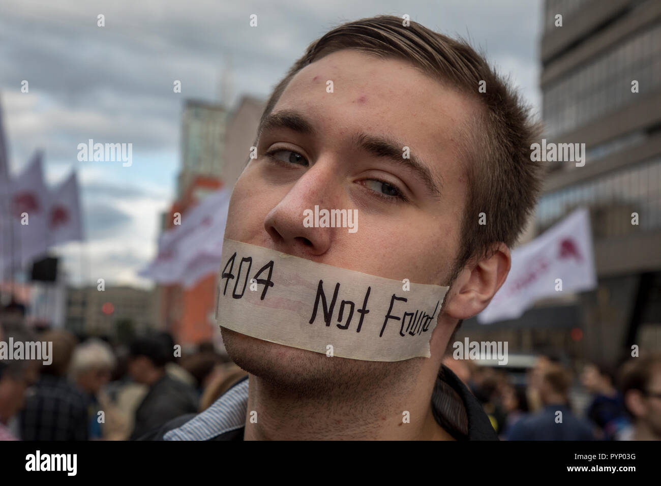 Partecipante di un rally autorizzato in segno di protesta contro la censura di Internet avviene su Sacharov Avenue nel centro di Mosca il 26 agosto, 2017 Foto Stock