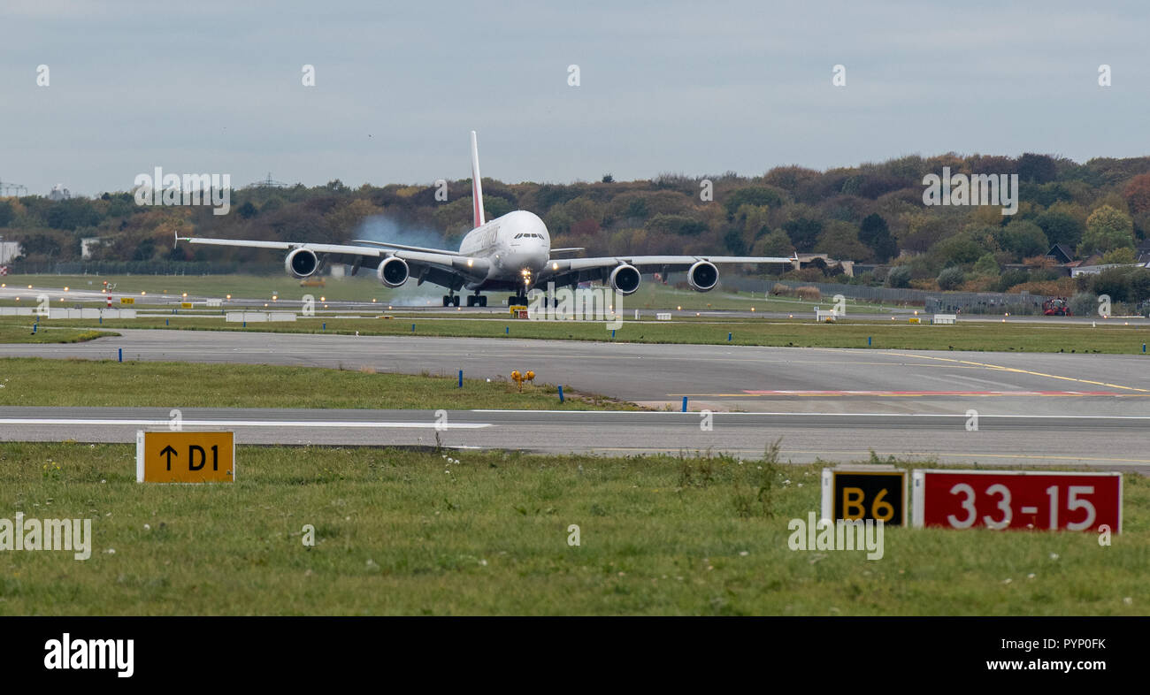 Amburgo, Germania. 29 ott 2018. Un Emirates Airbus A380-800 atterraggio all'Aeroporto di Amburgo. La compagnia aerea ha iniziato voli di linea ad Amburgo con l'aeromobile Airbus A380. Credito: Daniel Reinhardt/dpa/Alamy Live News Foto Stock