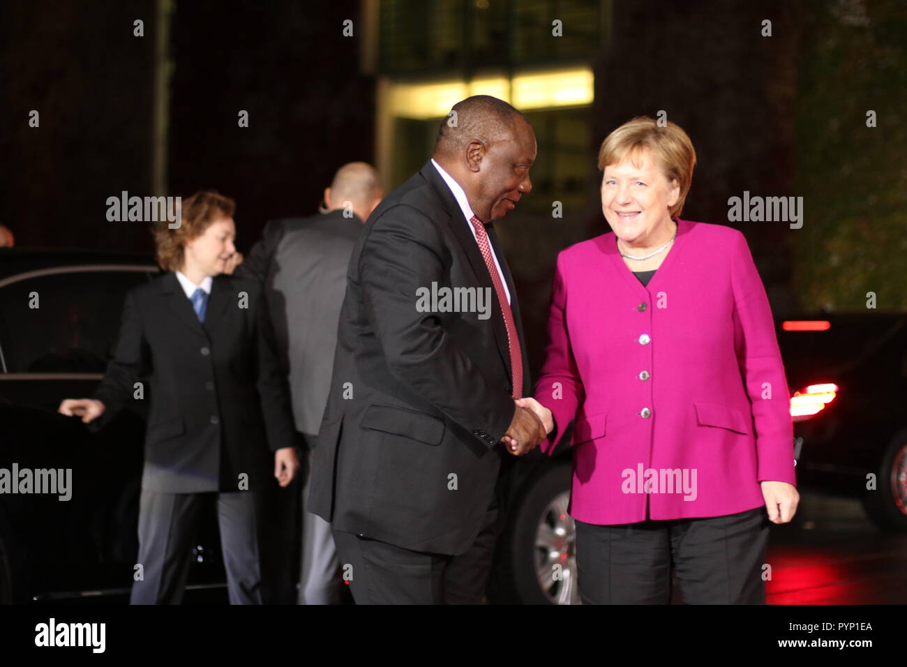 Berlino, Germania. 29 ottobre, 2018. Il cancelliere Angela Merkel e il Presidente sudafricano Cyril Ramaphosa presso la reception nel cortile della Cancelleria federale. Credito: SAO colpito/Alamy Live News Foto Stock