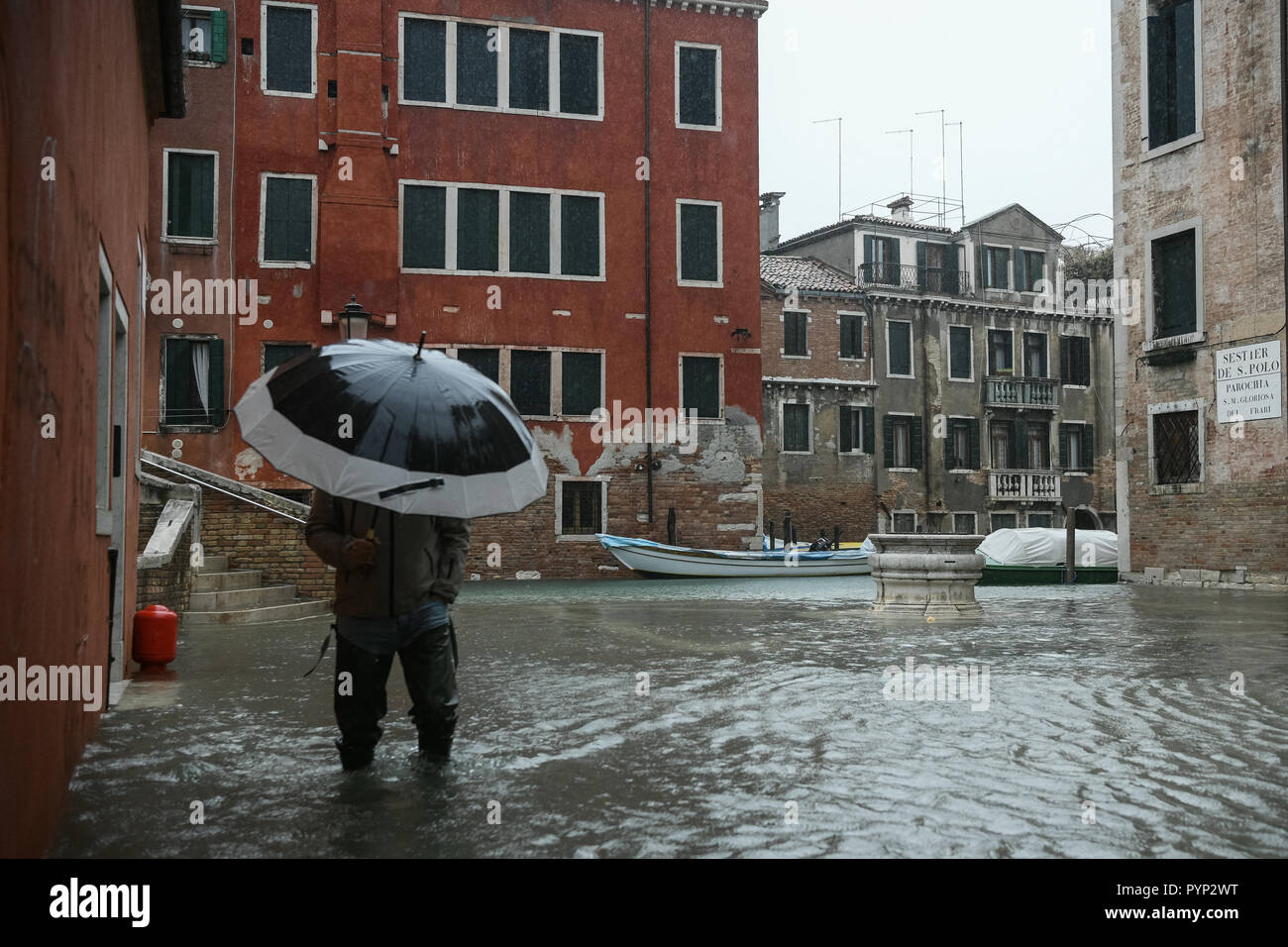 Venezia, Italia. 29 ottobre, 2018. Un uomo con wellies e ombrello a piedi  in Acqua alta eccezionale durante l'Acqua Alta - Alta Marea inondazioni in  Venezia, Italia il 29 ottobre 2018. Il