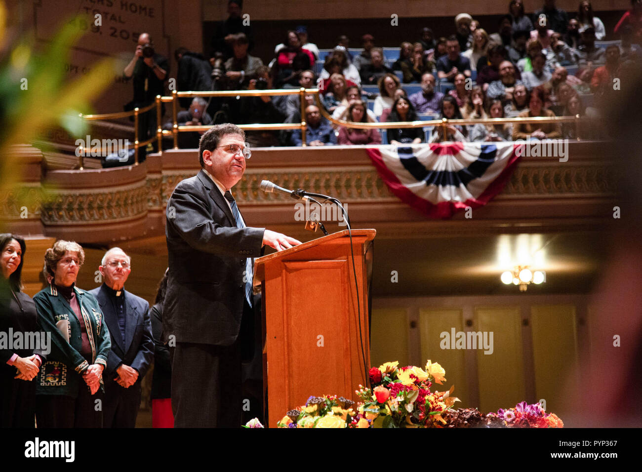 Pittsburgh, Stati Uniti d'America. 28 ott 2018. Il rabbino Jonathan Pearlman della nuova Congregazione di luce per rendere omaggio alle tre vittime dalla sua congregazione.a Pittsburgh, Pennsylvania, migliaia sono venuti insieme a piangere la perdita dell'albero della vita sinagoga riprese in Squirrel Hill dove 11 congregants sono stati uccisi e sei feriti. Il più mortale attacco contro gli ebrei nella storia degli Stati Uniti. Leader interconfessionale unite le migliaia di mostrare la loro solidarietà e la voce del loro amore e di unità per tutte le persone indipendentemente dalla razza e dalla religione. La veglia si è svolta a soldati e marinai Mem Foto Stock