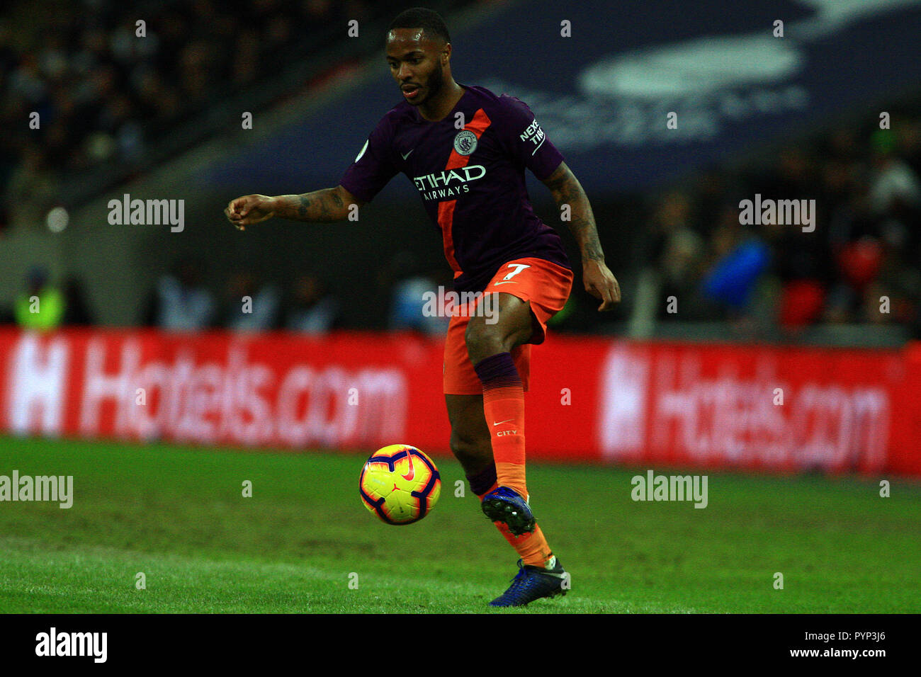 Raheem Sterling del Manchester City in azione. EPL Premier League, Tottenham Hotspur v Manchester City allo Stadio di Wembley a Londra lunedì 29 ottobre 2018. Questa immagine può essere utilizzata solo per scopi editoriali. Solo uso editoriale, è richiesta una licenza per uso commerciale. Nessun uso in scommesse, giochi o un singolo giocatore/club/league pubblicazioni . pic da Steffan Bowen/Andrew Orchard fotografia sportiva/Alamy Live news Foto Stock