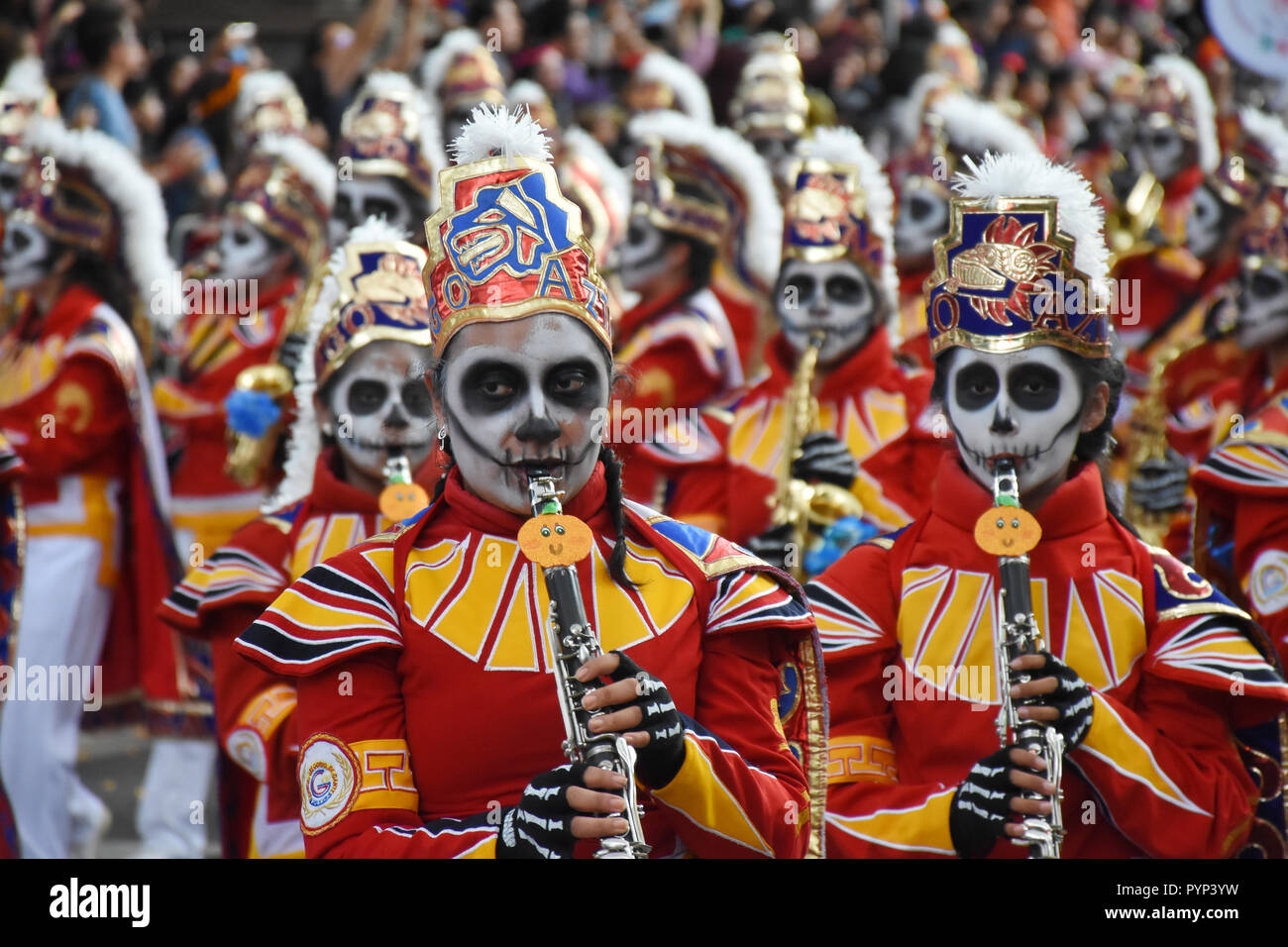 I partecipanti si vede vestito come i morti durante la parata. La gente a prendere parte alla Giornata annuale dei Morti Parade come parte delle celebrazioni del Messico è il giorno dei morti festival presso l'angelo dell'indipendenza in Città del Messico. Foto Stock