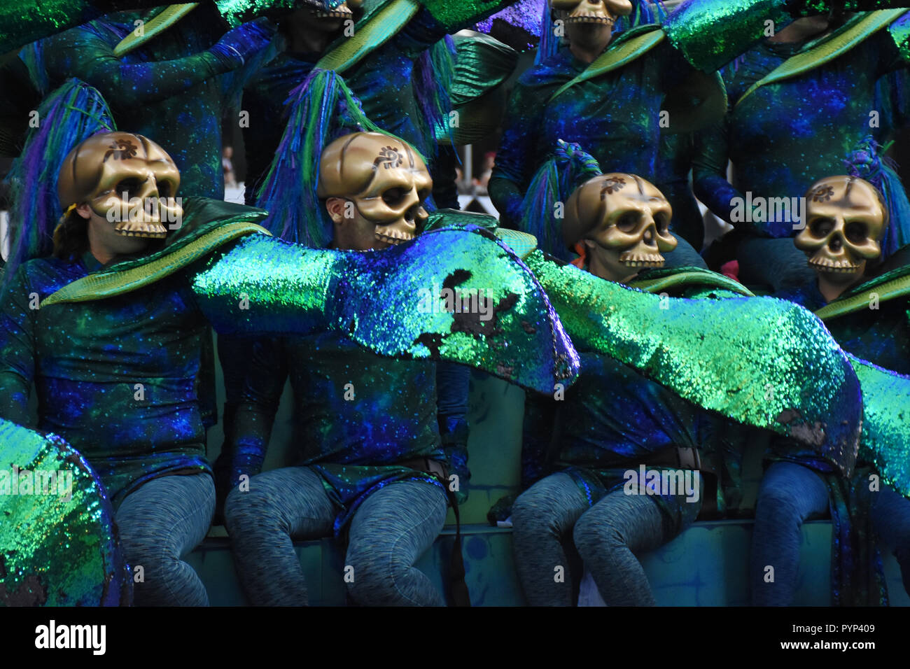 I partecipanti si vede vestito come teschi durante la parata. La gente a prendere parte alla Giornata annuale dei Morti Parade come parte delle celebrazioni del Messico è il giorno dei morti festival presso l'angelo dell'indipendenza in Città del Messico. Foto Stock