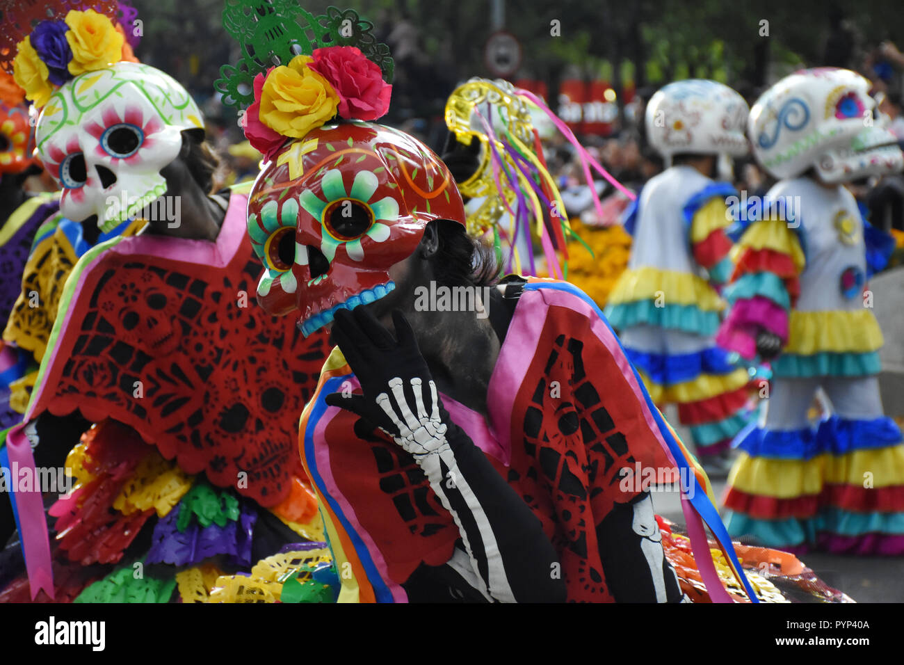 I partecipanti si vede vestito come i morti durante la parata. La gente a prendere parte alla Giornata annuale dei Morti Parade come parte delle celebrazioni del Messico è il giorno dei morti festival presso l'angelo dell'indipendenza in Città del Messico. Foto Stock