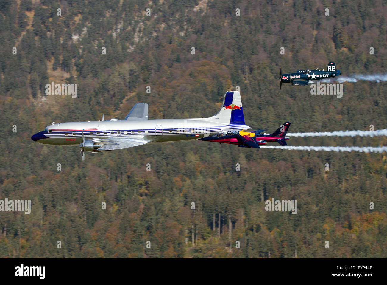 Red Bull flotta storica nella formazione di volo su Innsbuck aeroporto per celebrare nazionale austriaco del giorno Foto Stock