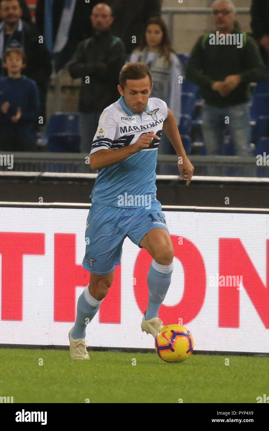 Roma, Italia. 29 ott 2018. Campionato Italiano di una partita di calcio SS Lazio - FC Internazionale allo stadio Olimpico in foto Senad Lulic in azione Credit: Antonio Balasco/Alamy Live News Foto Stock