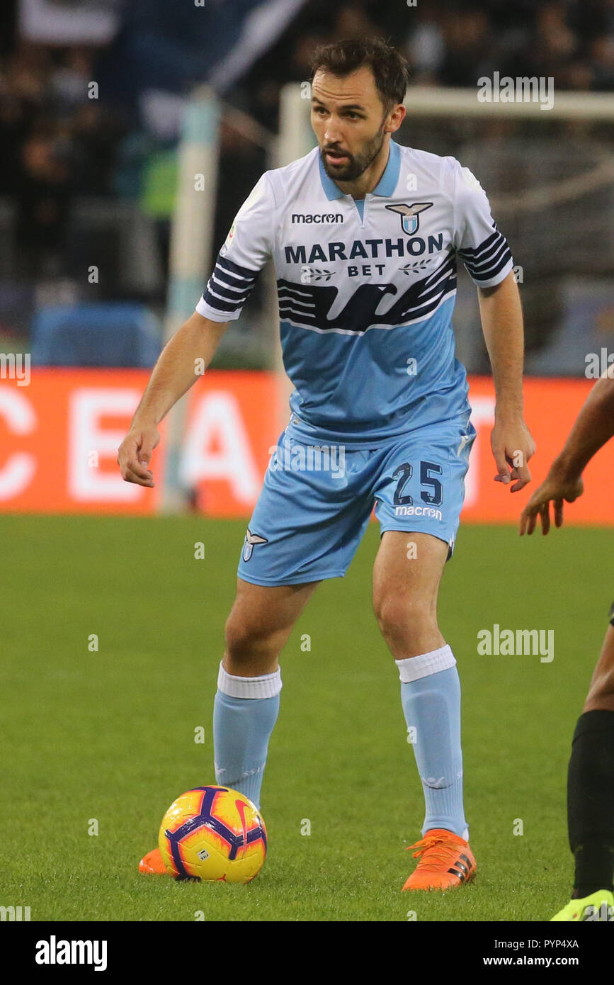 Roma, Italia. 29 ott 2018. Campionato Italiano di una partita di calcio SS Lazio - FC Internazionale allo stadio Olimpico in foto Milan Badelj in azione Credit: Antonio Balasco/Alamy Live News Foto Stock