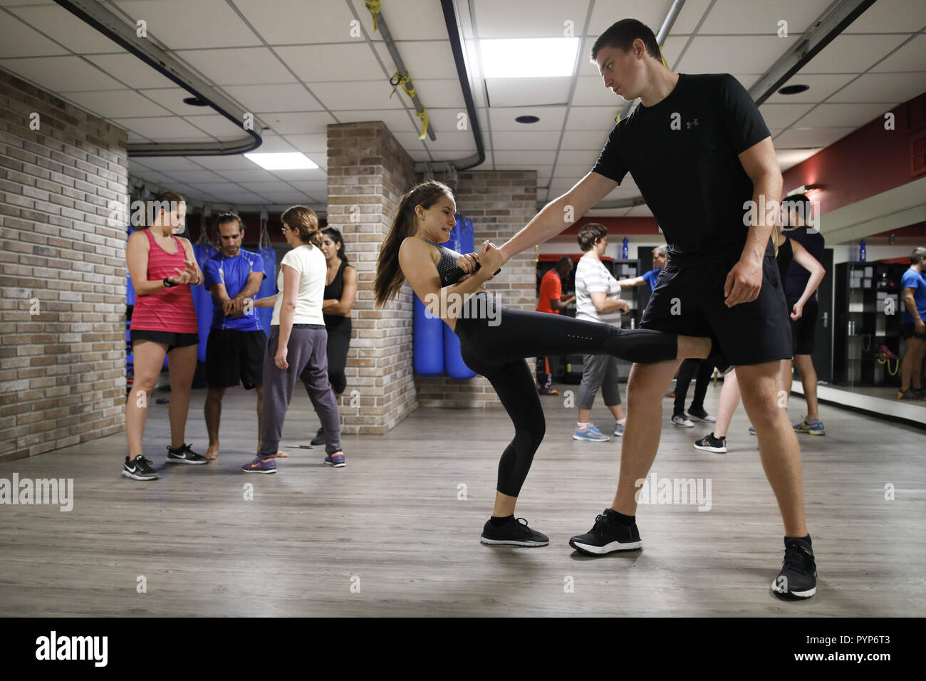 Tel Aviv, Israele. 31 Luglio, 2018. Shana Cohen partecipa a un Krav Maga training. Il Krav Maga è una forma di auto-difesa, il cui obiettivo è quello di riconoscere i pericoli in anticipo, per evitare i conflitti e a difendere se stessi in caso di emergenza. (A DPA-storia: auto-difesa con il Krav Maga dal 30.10.2018) Credito: Corinna Kern/dpa/Alamy Live News Foto Stock