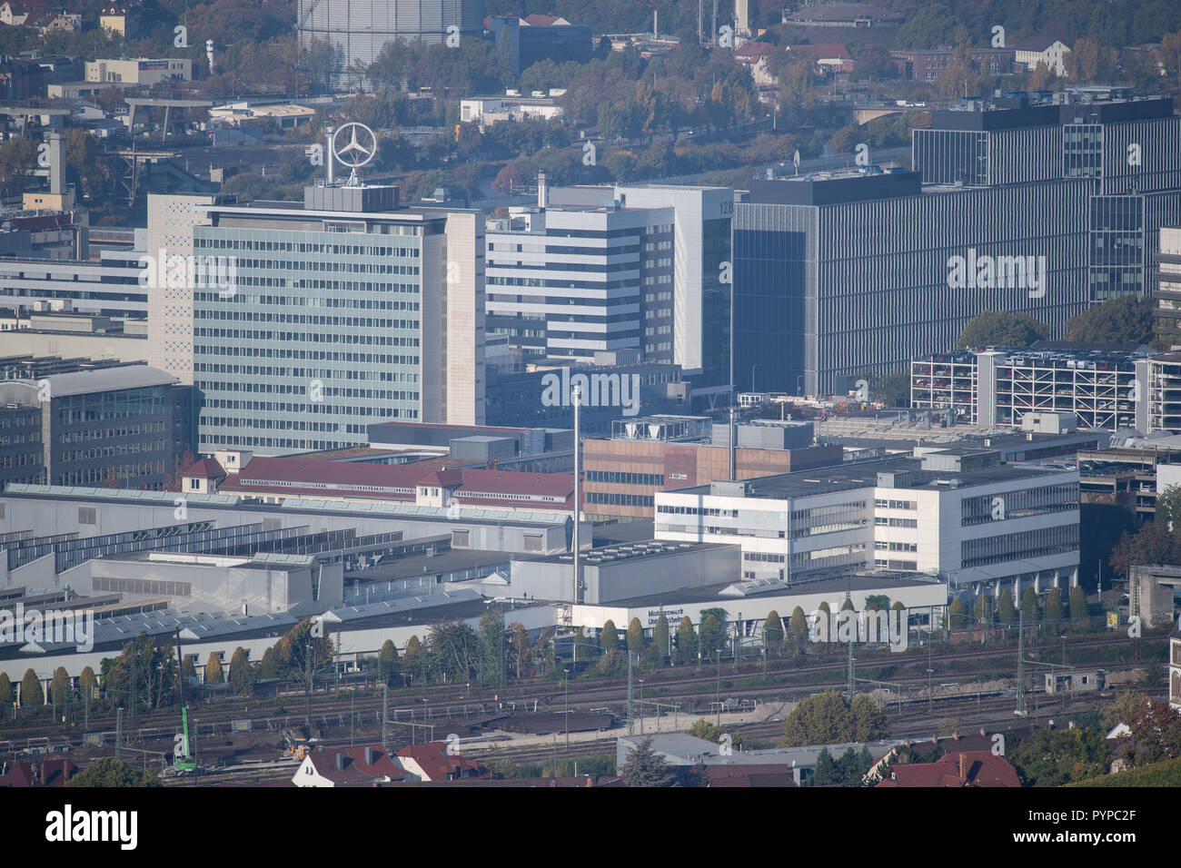 Stuttgart, Germania. Xvii oct, 2018. La sede centrale della Daimler AG a Mercedes Benz stabilimento di Untertürkheim. Credito: Marijan Murat/dpa/Alamy Live News Foto Stock