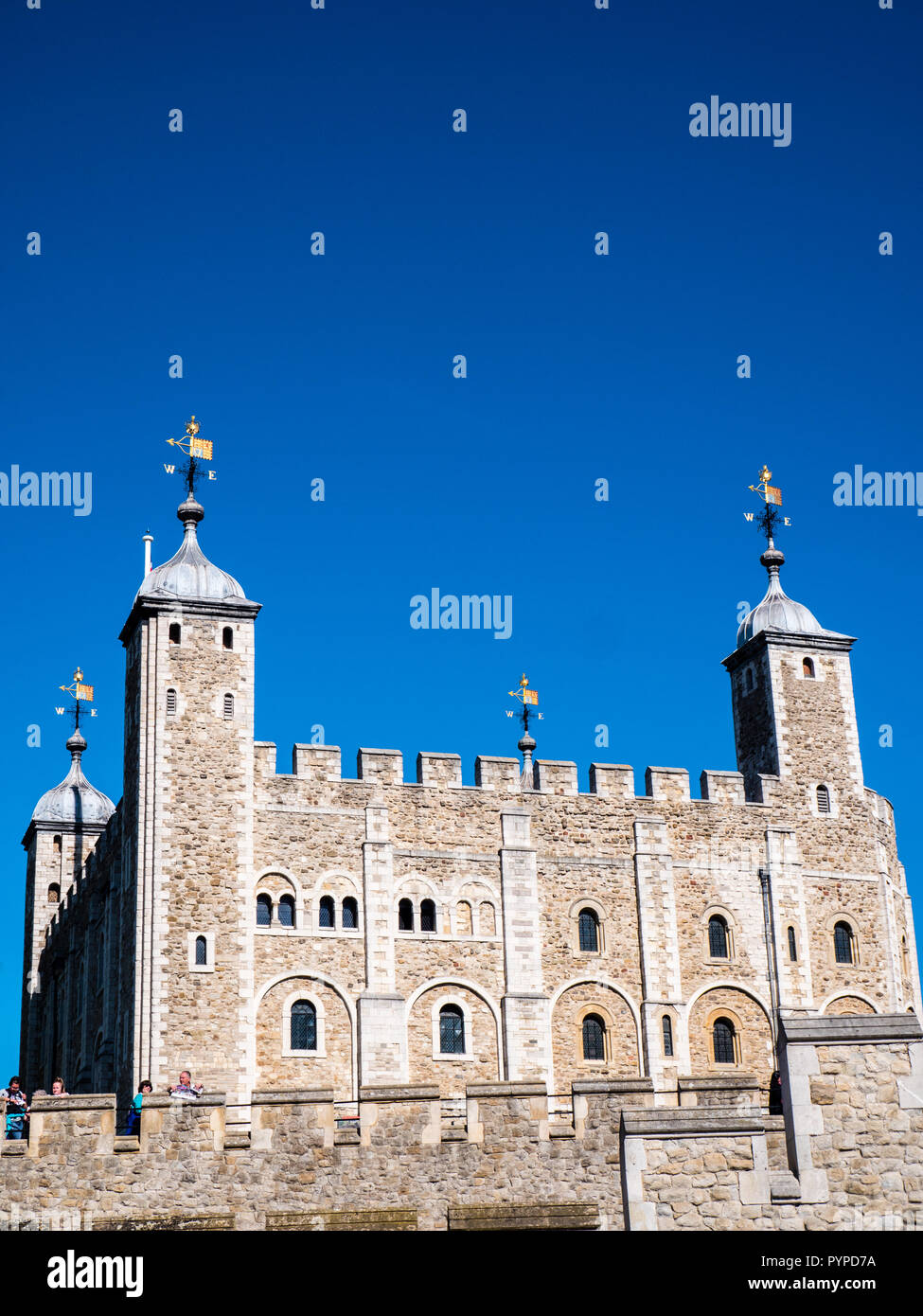 Vista della Torre Bianca, attraverso i merli, Torre di Londra, Inghilterra, Regno Unito, GB. Foto Stock