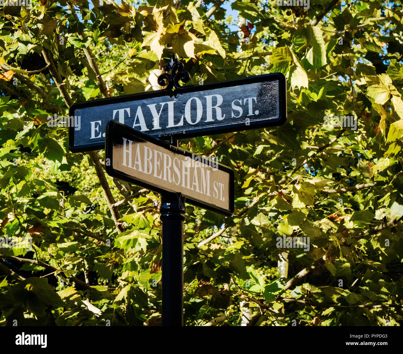 Strada segno sull'angolo di Oriente Taylor Street e Habersham Street a Savannah in Georgia negli Stati Uniti Foto Stock