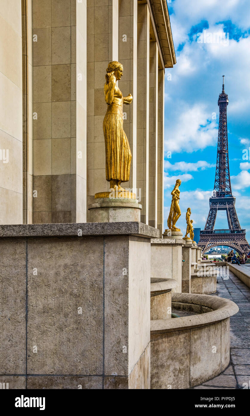 Francia,Parigi,la statua del De Chaillot palace e sullo sfondo la Tour Eiffel Foto Stock