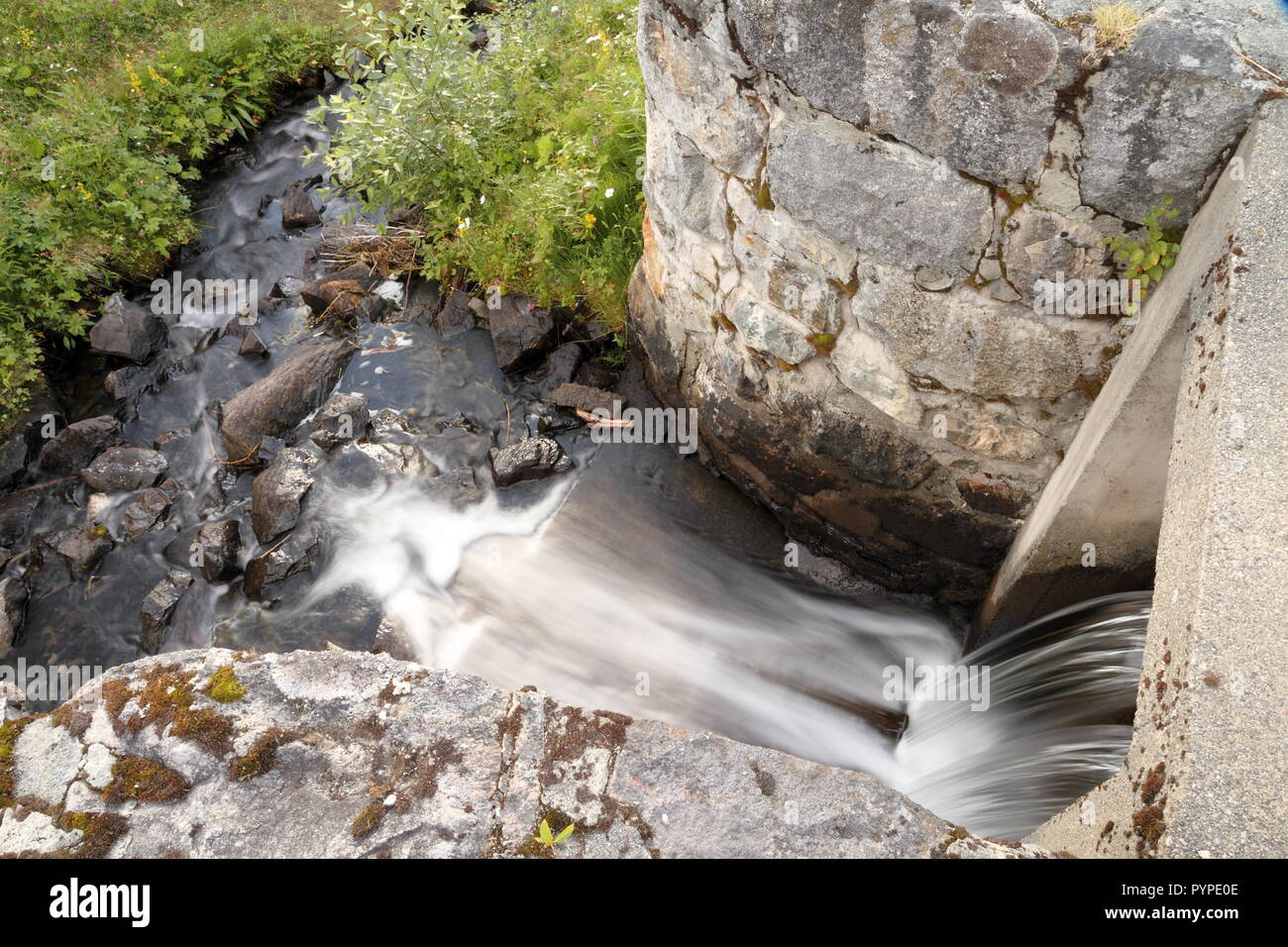 Flusso di acqua da un lago in Fröa, Svezia Foto Stock