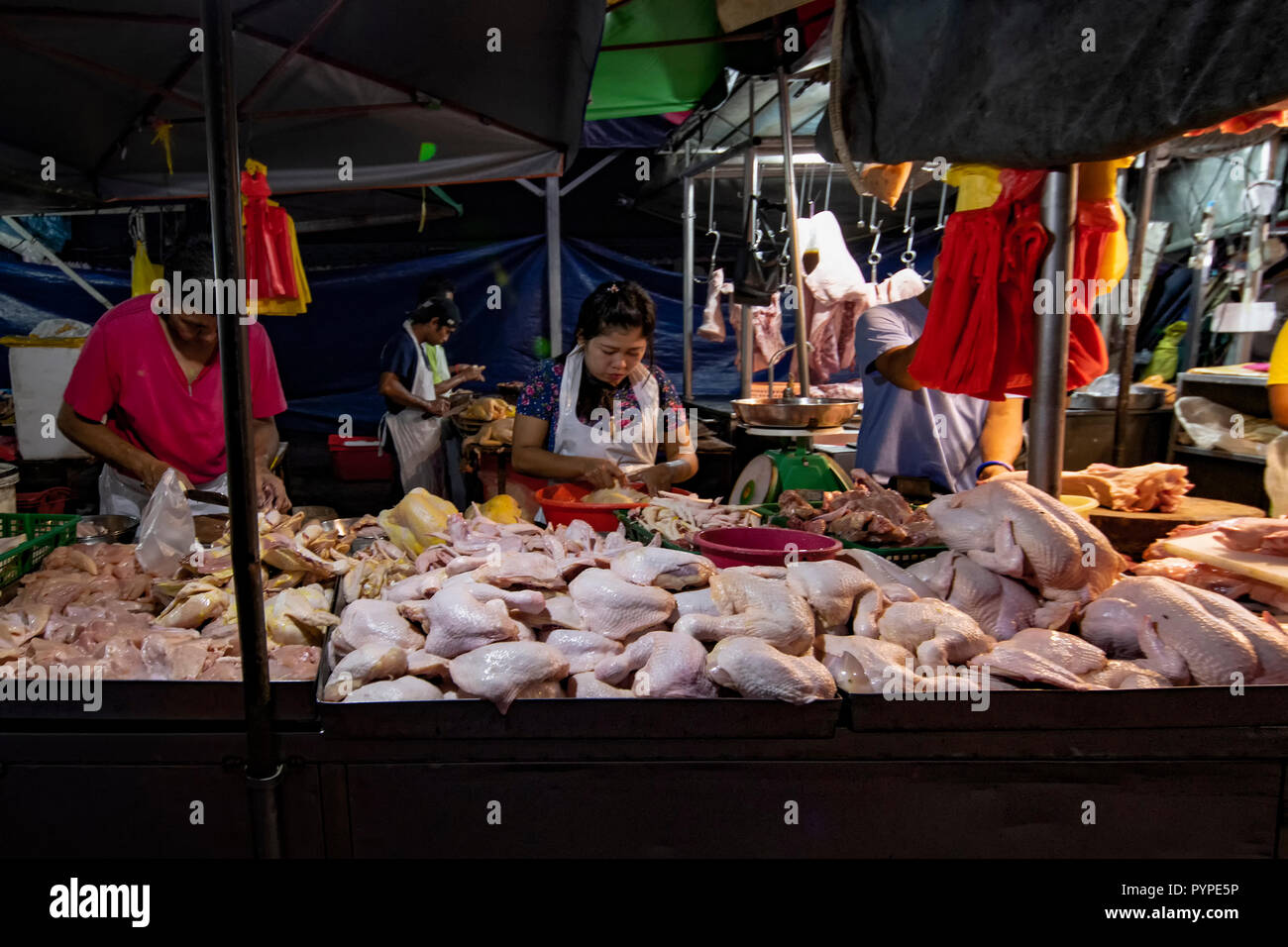 KUALA LUMPUR, 17 agosto 2018 - Vista del mercato di mattina e il macellaio bancarella vendendo la carne di maiale, carne di manzo e di pollo alla sezione 2 di Kuala Lumpur, Mal Foto Stock