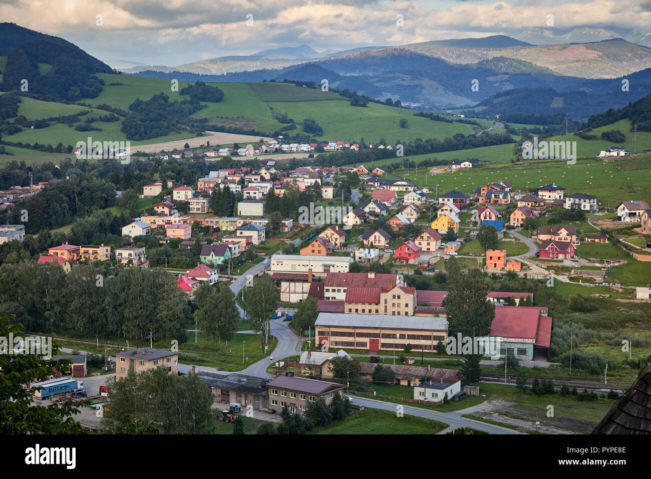 Il paese Oravsky Podzamok vista dal castello di Orava in Slovacchia Foto Stock