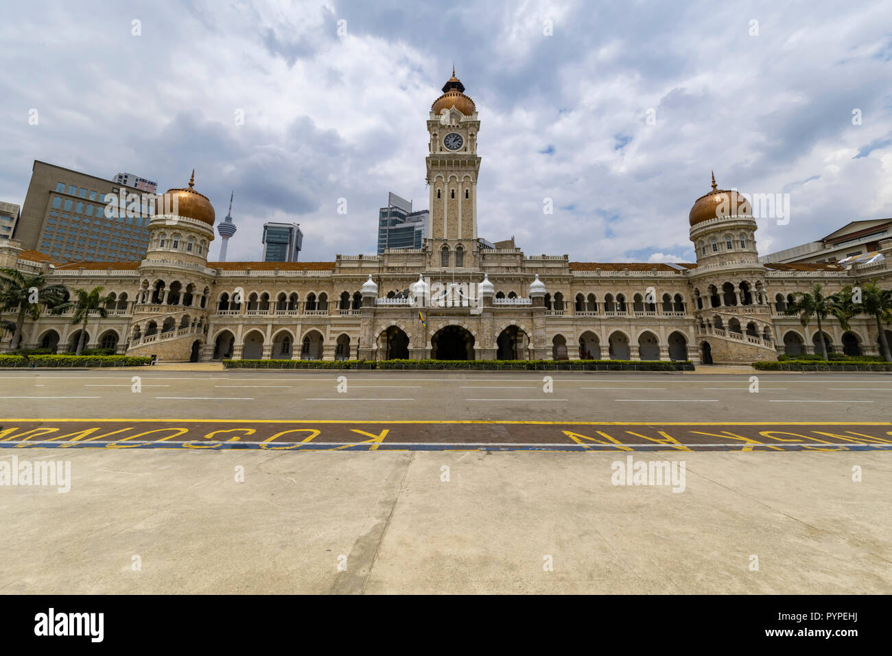 Vista del vuoto Bangunan Palazzo Sultano Abdul Samad dalla piazza Merdeka, Piazza Indipendenza, a Kuala Lumpur in Malesia Foto Stock