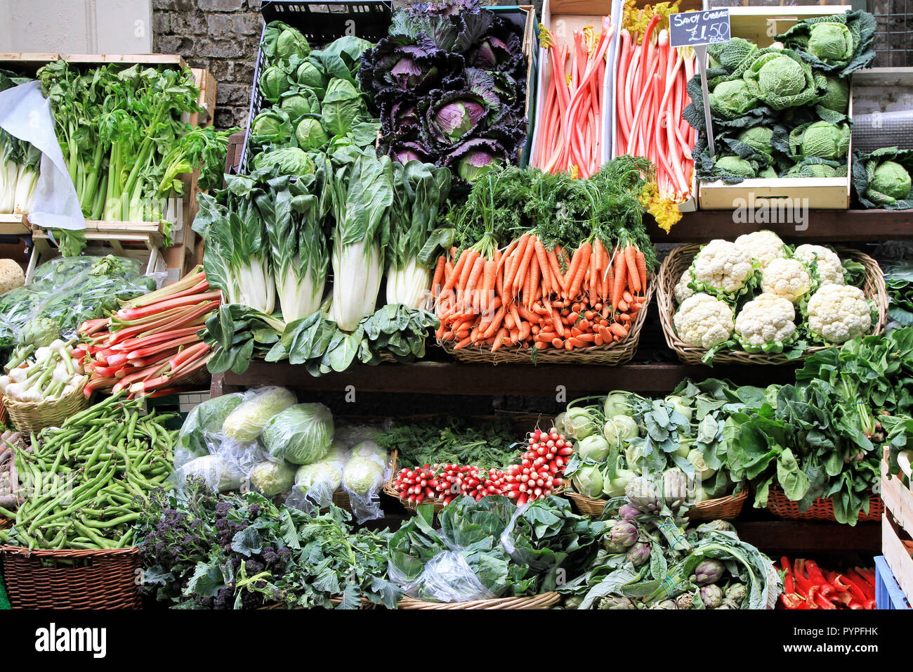 Pressione di stallo di mercato con varietà di verdure coltivate biologicamente Foto Stock