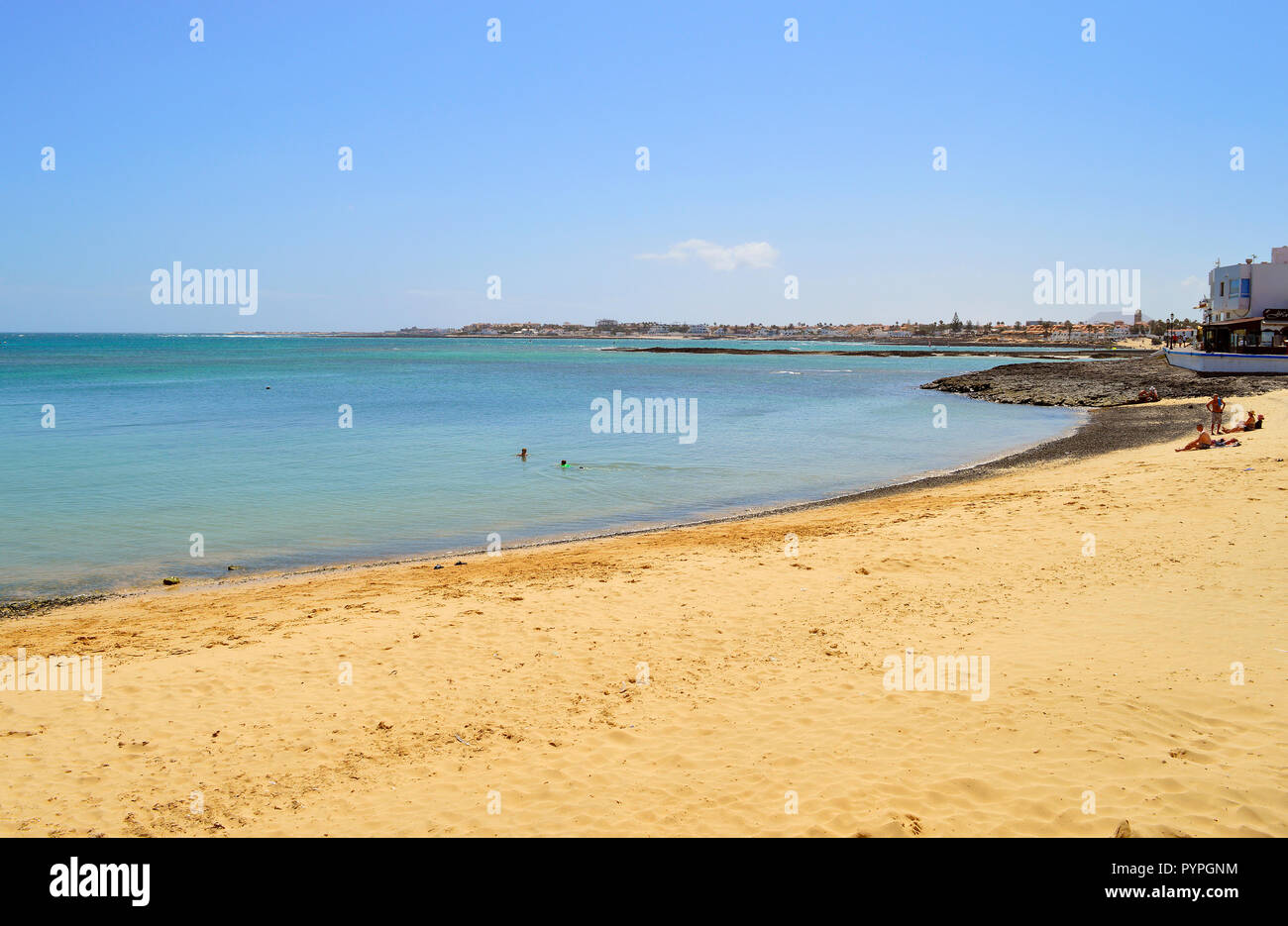 I turisti in Corralejo Beach in Fuerteventura una delle isole Canarie Foto Stock