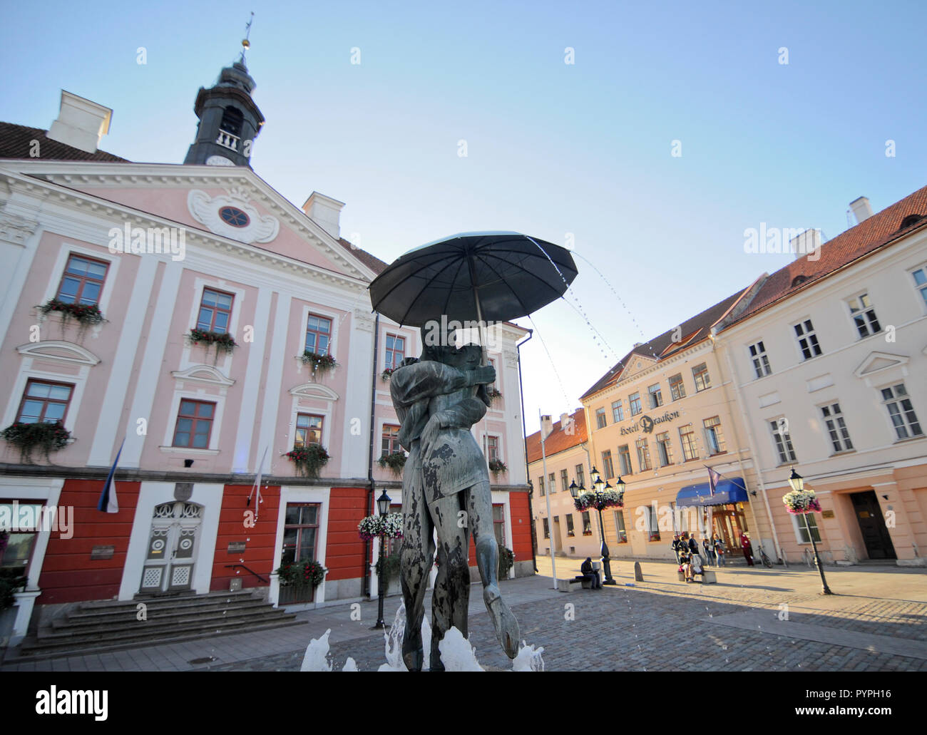 Il bacio degli studenti di scultura e fontana, Piazza del Municipio (Raekoja plats), Tartu, Estonia Foto Stock
