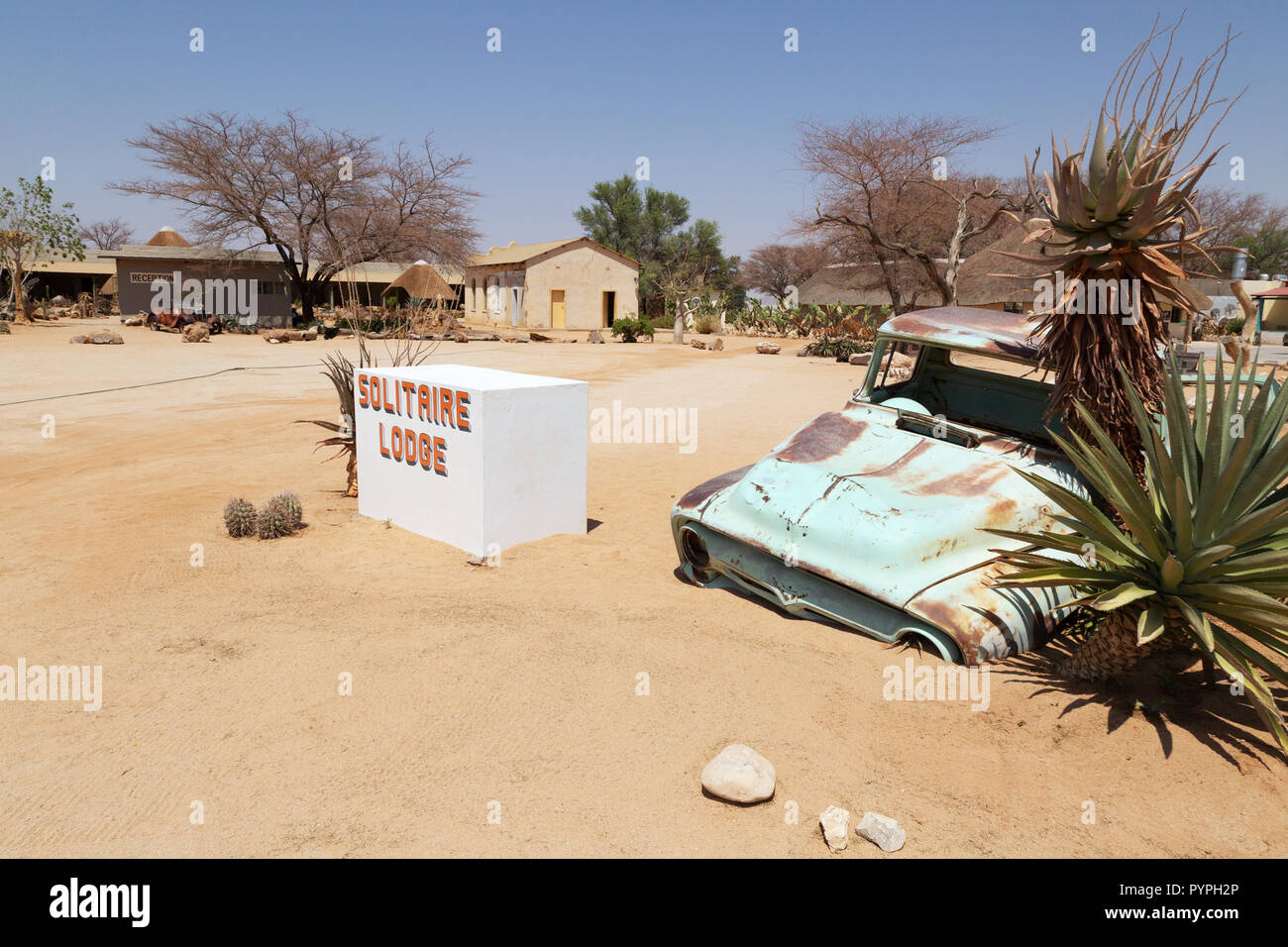 Solitaire Namibia - arrugginimento vetture nel deserto fuori Solitaire Lodge, un motel per i turisti vicino al Sossusvlei, Namibia Africa Foto Stock