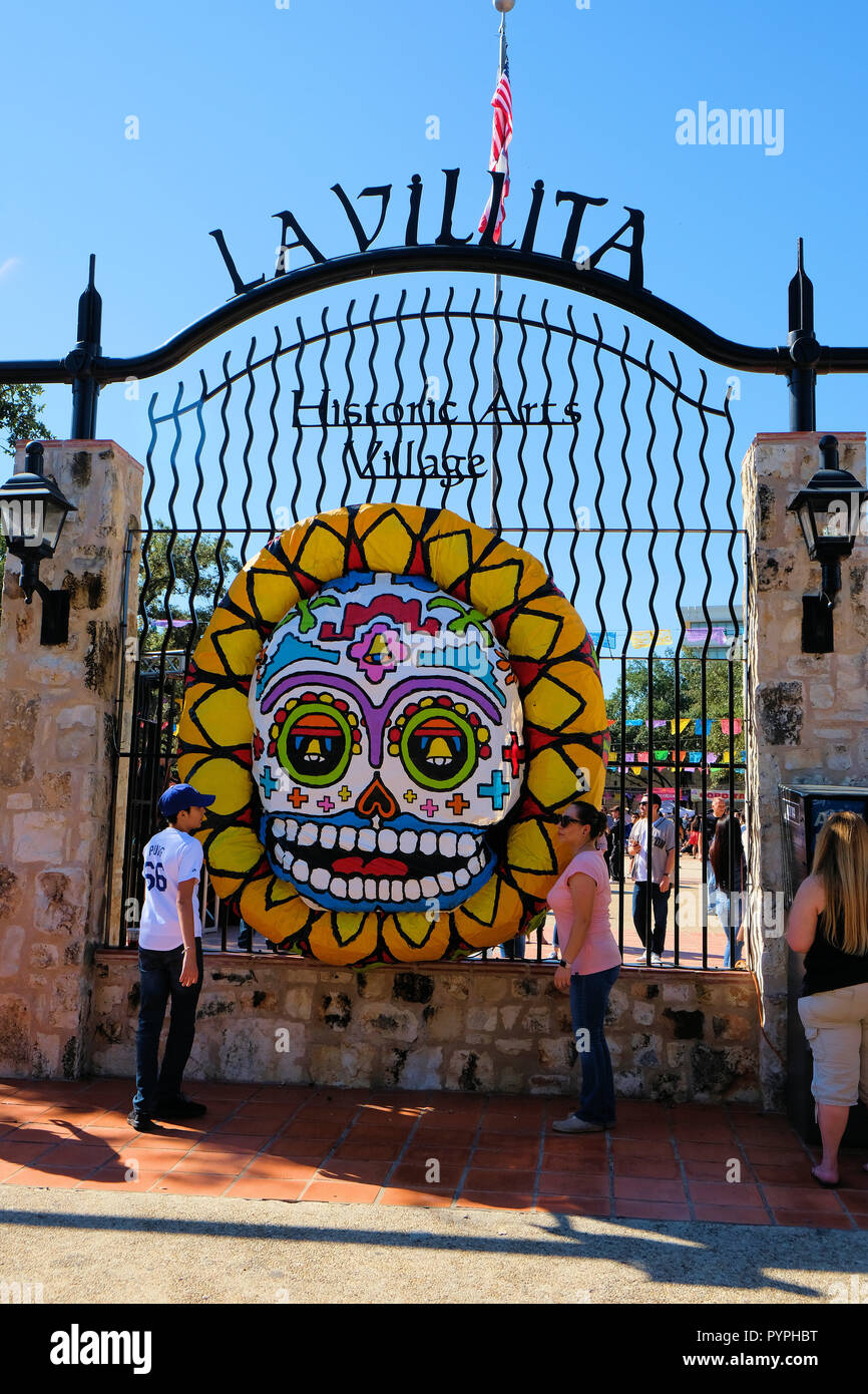 San Antonio, Texas, Stati Uniti d'America. 27 ott 2018. La Giornata annuale dei Morti La celebrazione ha avuto luogo questo fine settimana a San Antonio, Texas, Stati Uniti d'America presso La Villita plaza. Foto Stock