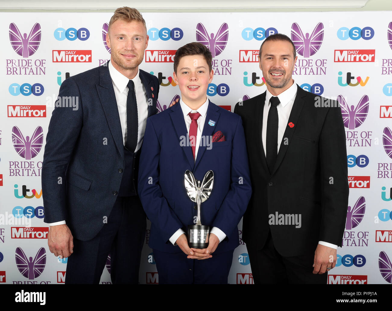 Adolescente di coraggio il vincitore del premio a Joe Rowlands con Andrew Flintoff (sinistra) e Paddy McGuiness (a destra) durante il Pride of Britain Awards 2018, in partnership con TSB, onorando la nazione di eroi non celebrati e riconoscendo i risultati sorprendenti della gente comune si tenuto presso il Grosvenor House Hotel di Londra. Foto Stock