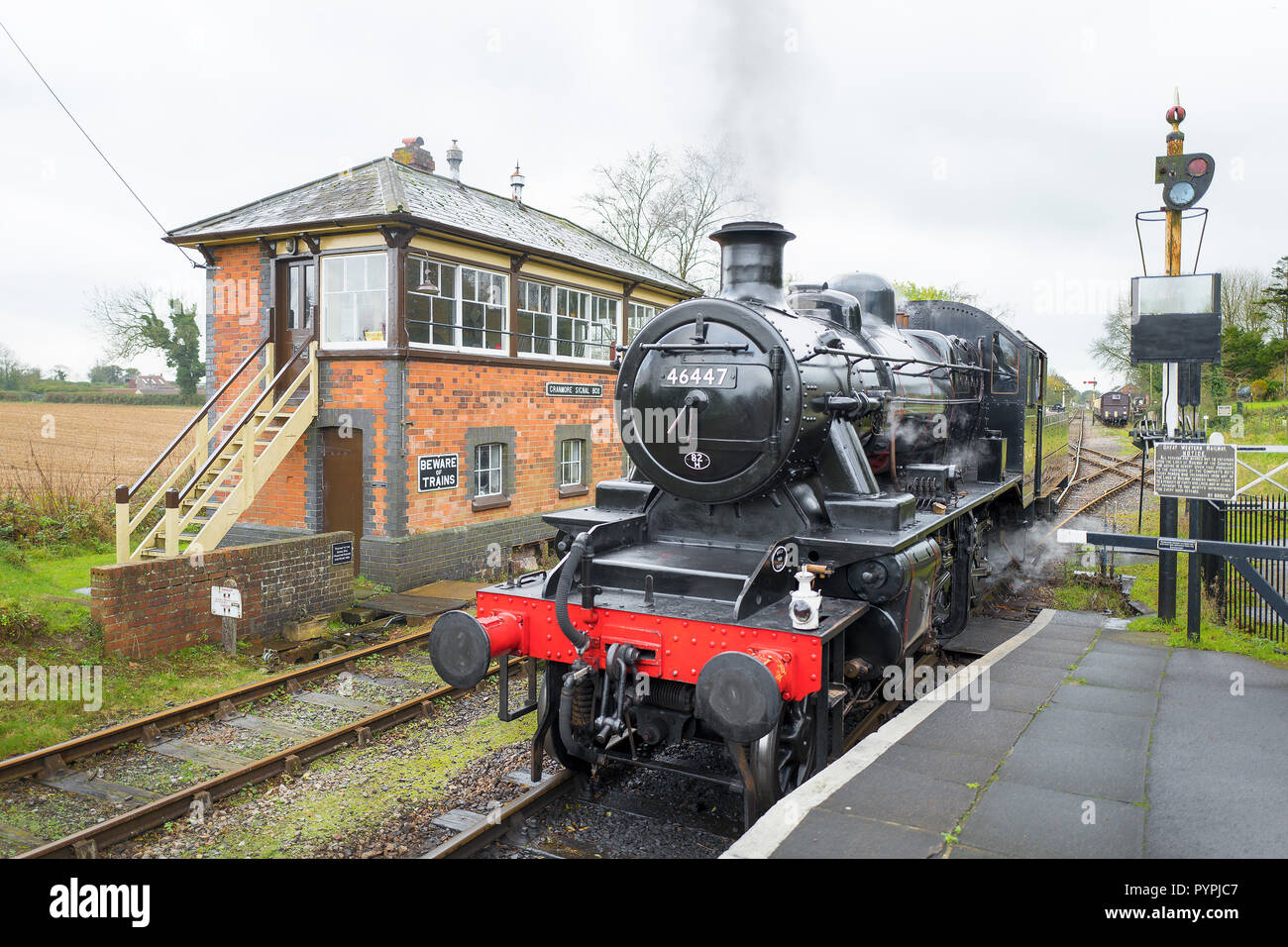 Una locomotiva a vapore degli anni cinquanta operante sulla East Somerset patrimonio linea ferroviaria alla stazione Cranmore nel Somerset England Regno Unito Foto Stock