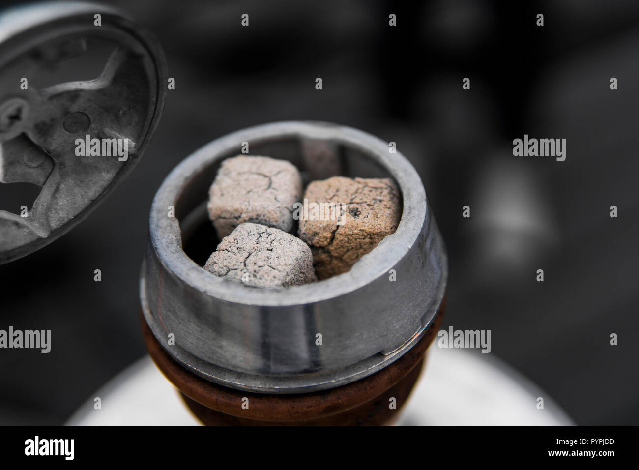 Close-up di un top di narghilè con carbone di cocco Foto stock - Alamy