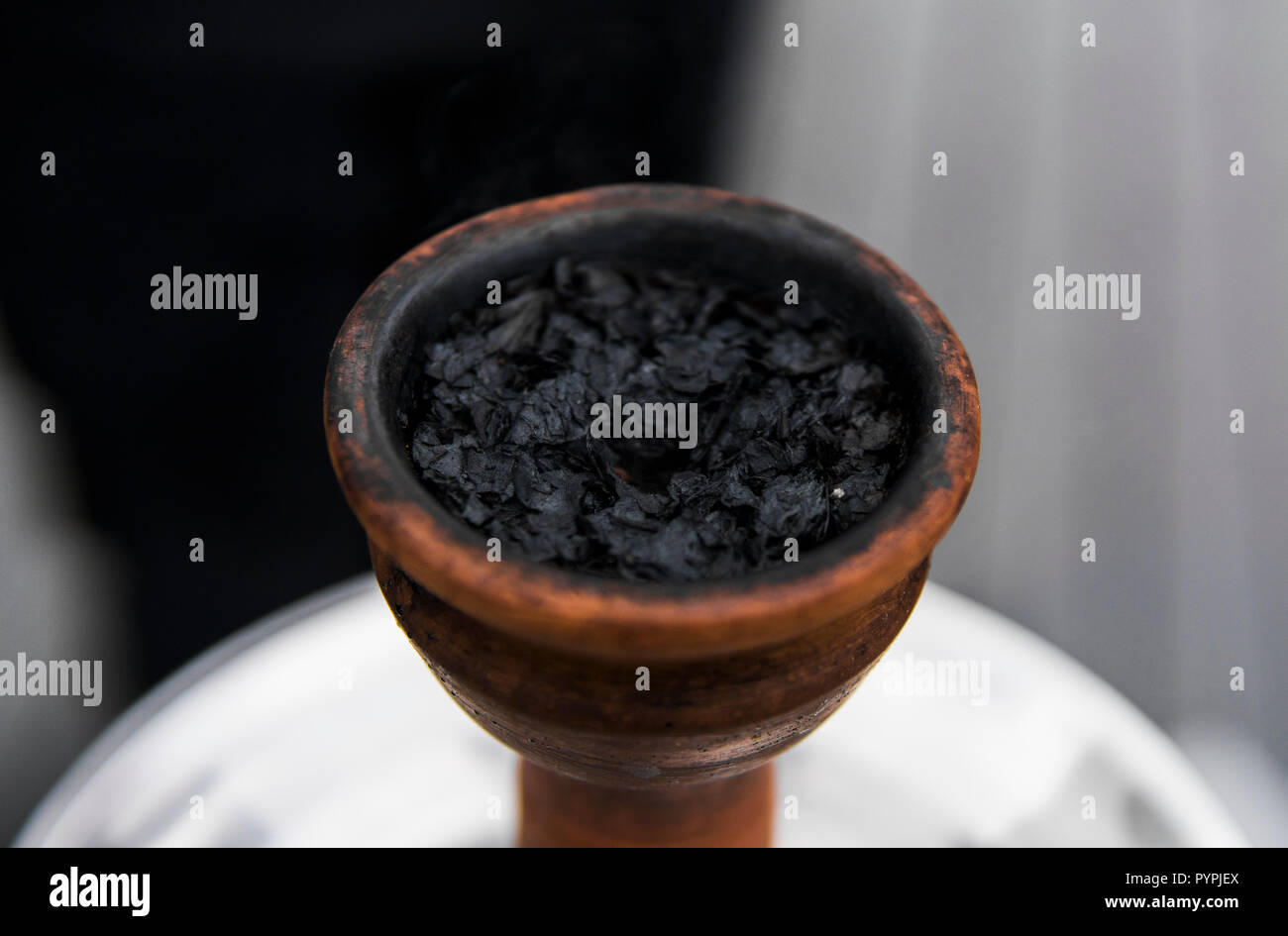 Tabacco per narghilè in un vaso di argilla per fumo shisha Foto