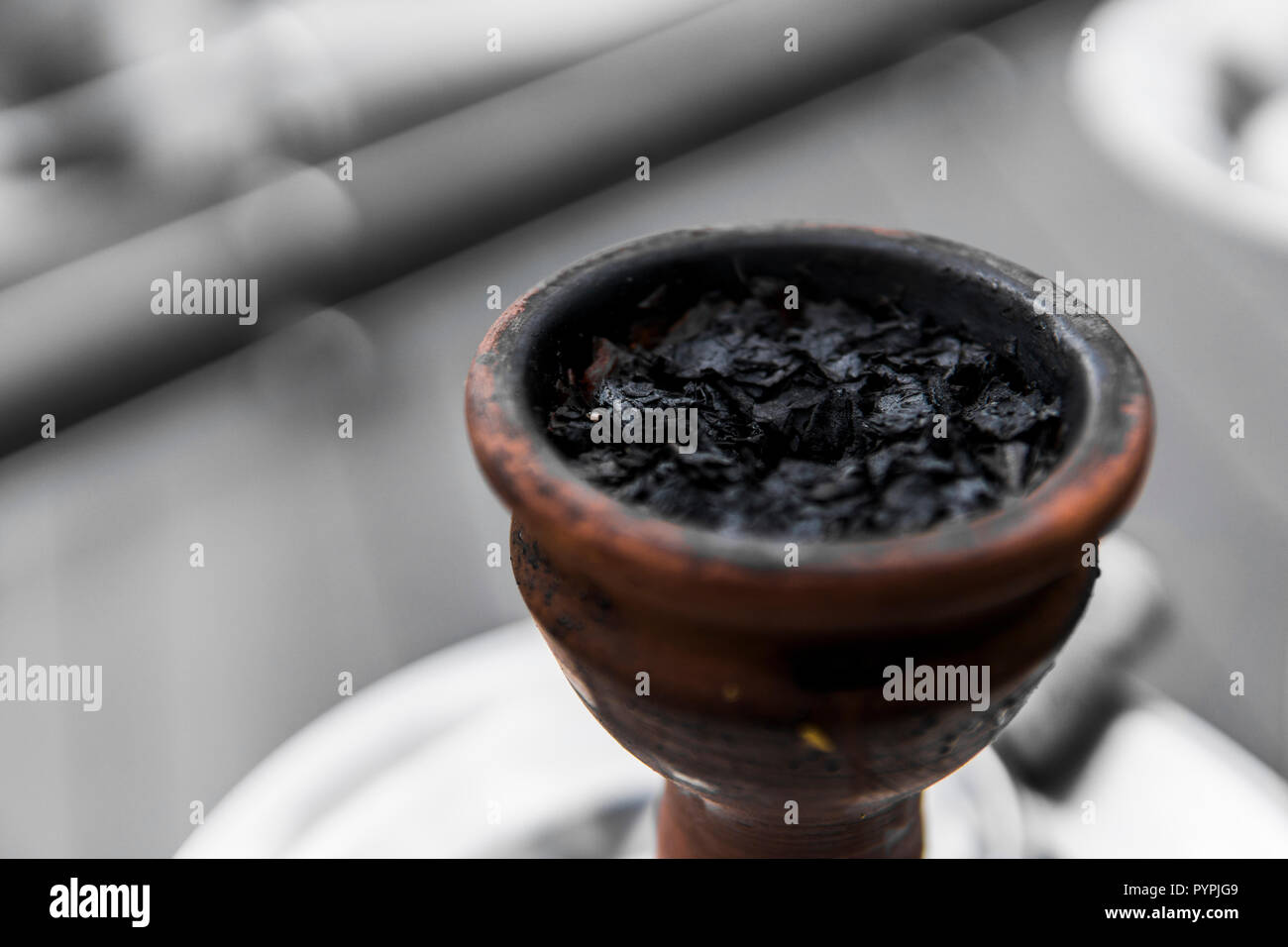 Tabacco per narghilè in un vaso di argilla per fumo shisha Foto stock -  Alamy