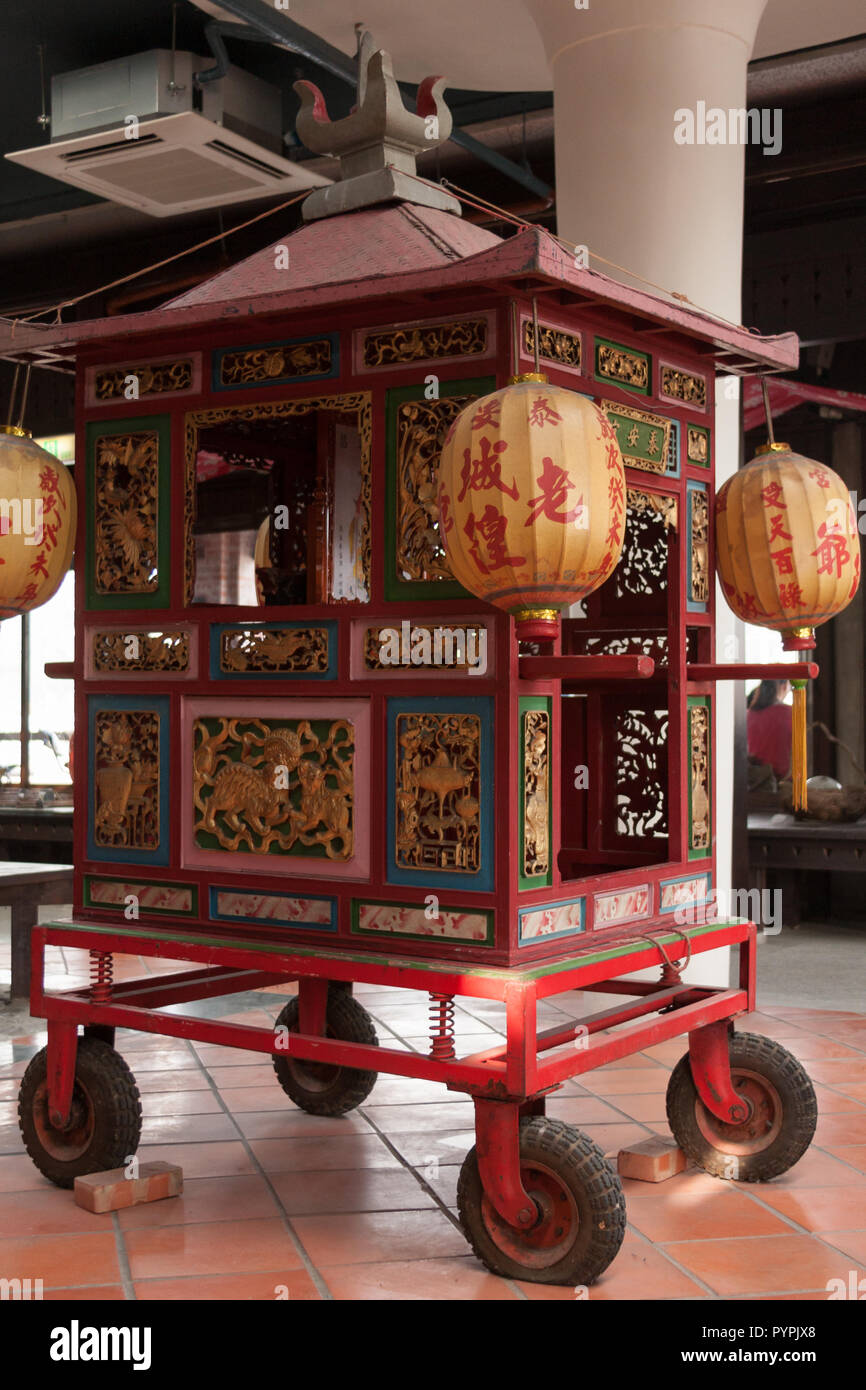 Portantina, santo palanquin, dio palanquin, serve come veicolo per il trasporto di una divinità durante un festival, Dongshi distretto, Taichung, Taiwan Foto Stock