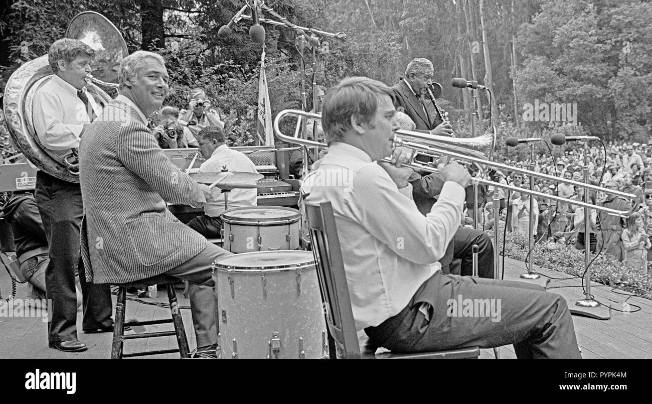 Preservation Hall Jazz Band con San Francisco sindaco George Moscone a tamburi svolge un concerto gratuito in San Francisco Stern Grove, Luglio 1978 Foto Stock