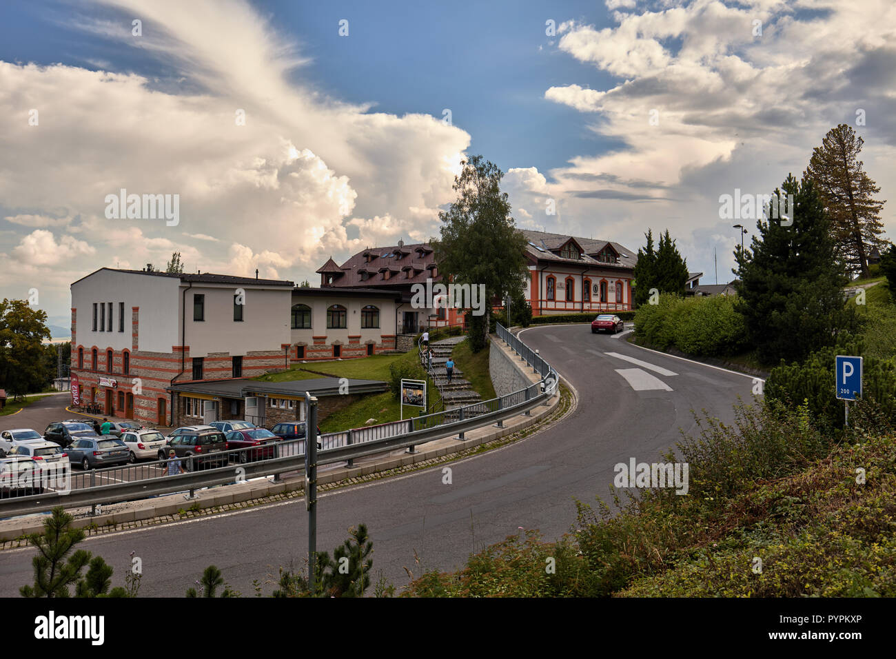 La strada attraverso Stary Smokovec, Alti Tatra, Slovacchia Foto Stock