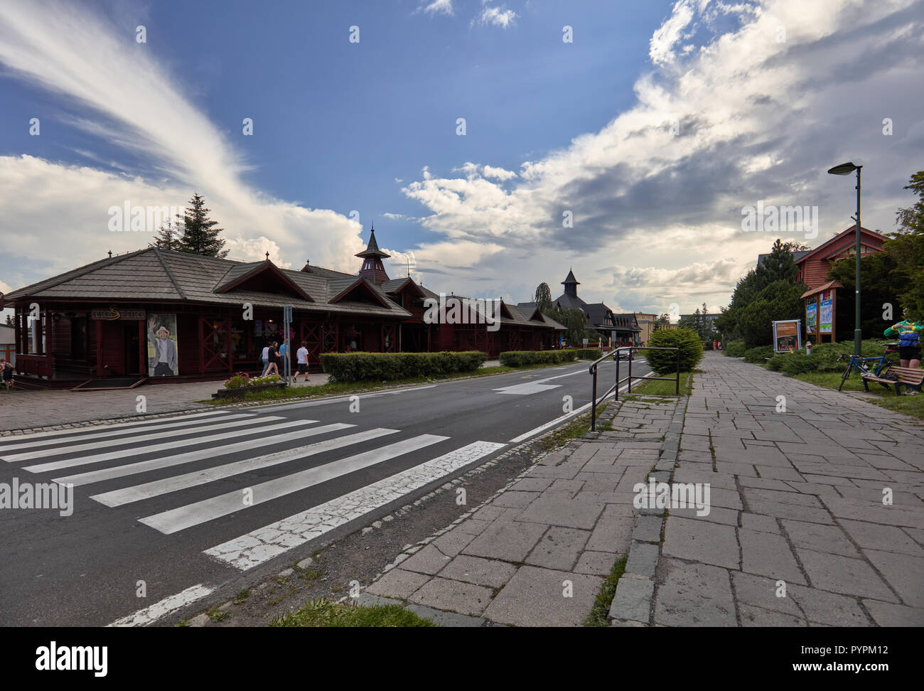 La strada attraverso Stary Smokovec, Alti Tatra, Slovacchia Foto Stock