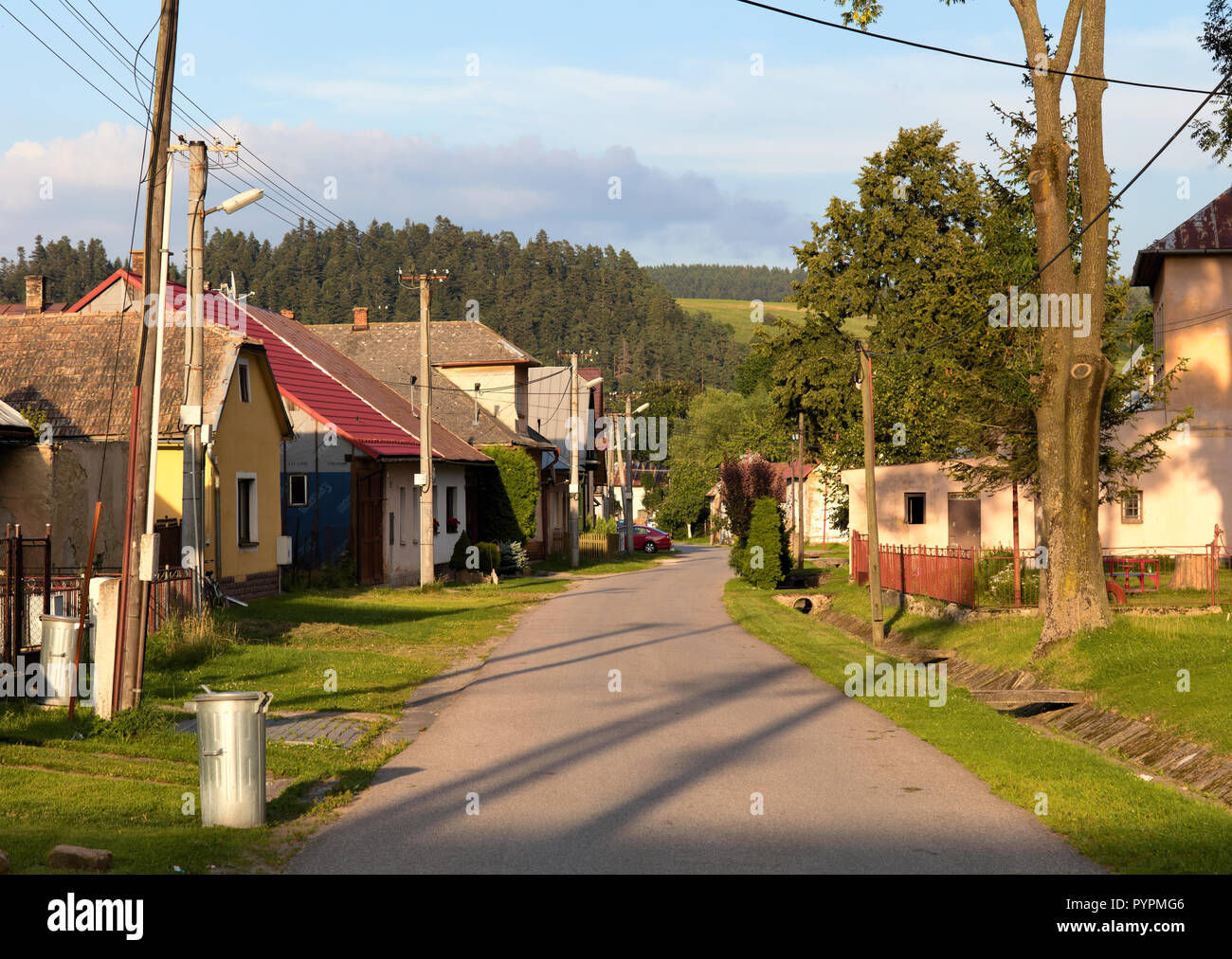 Una strada piena di case nel borgo Busovce in Slovacchia orientale Foto Stock