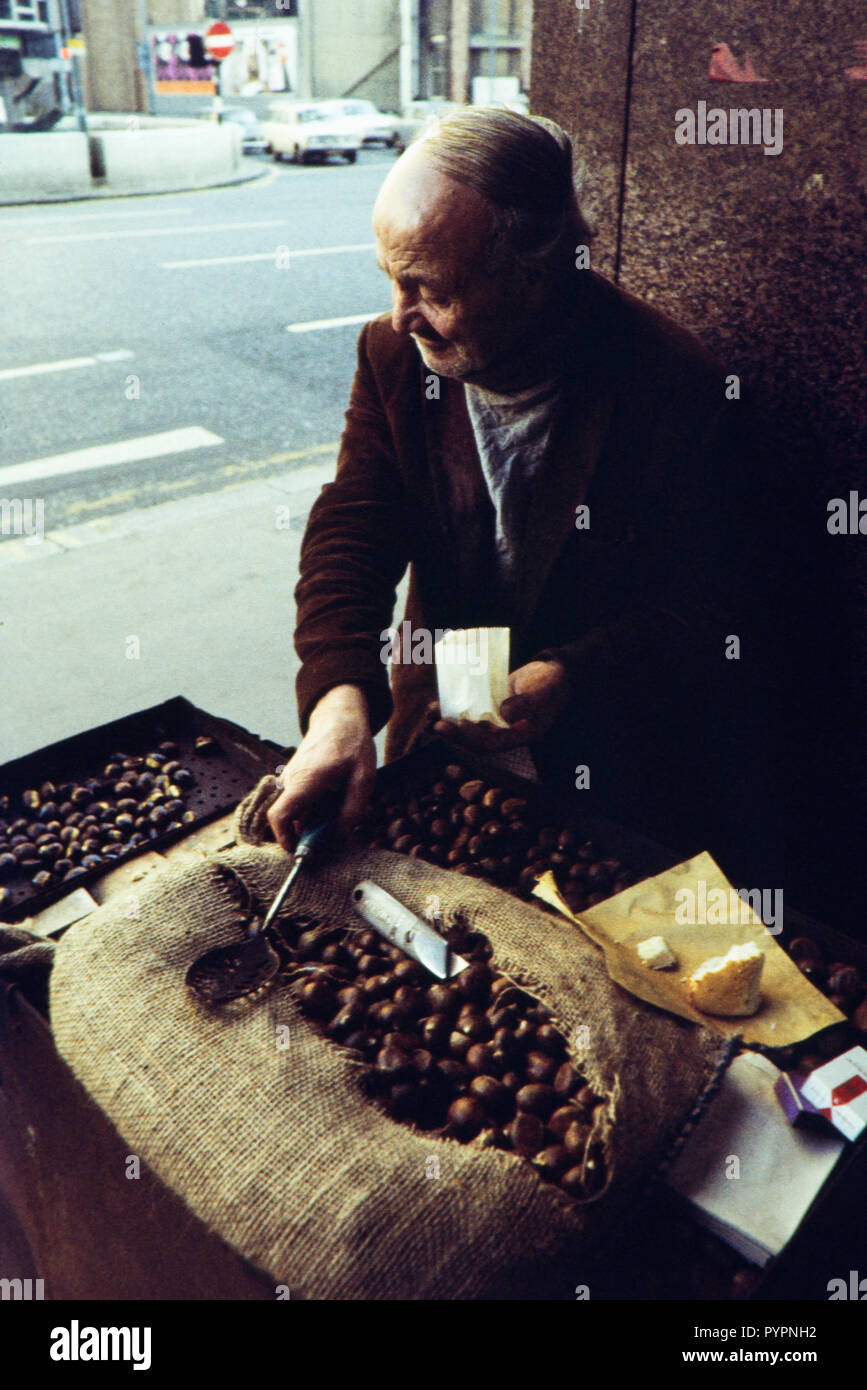 Castagne arrosto venditore, Londra durante gli anni sessanta Colin Maher/Simon Webster Foto Stock