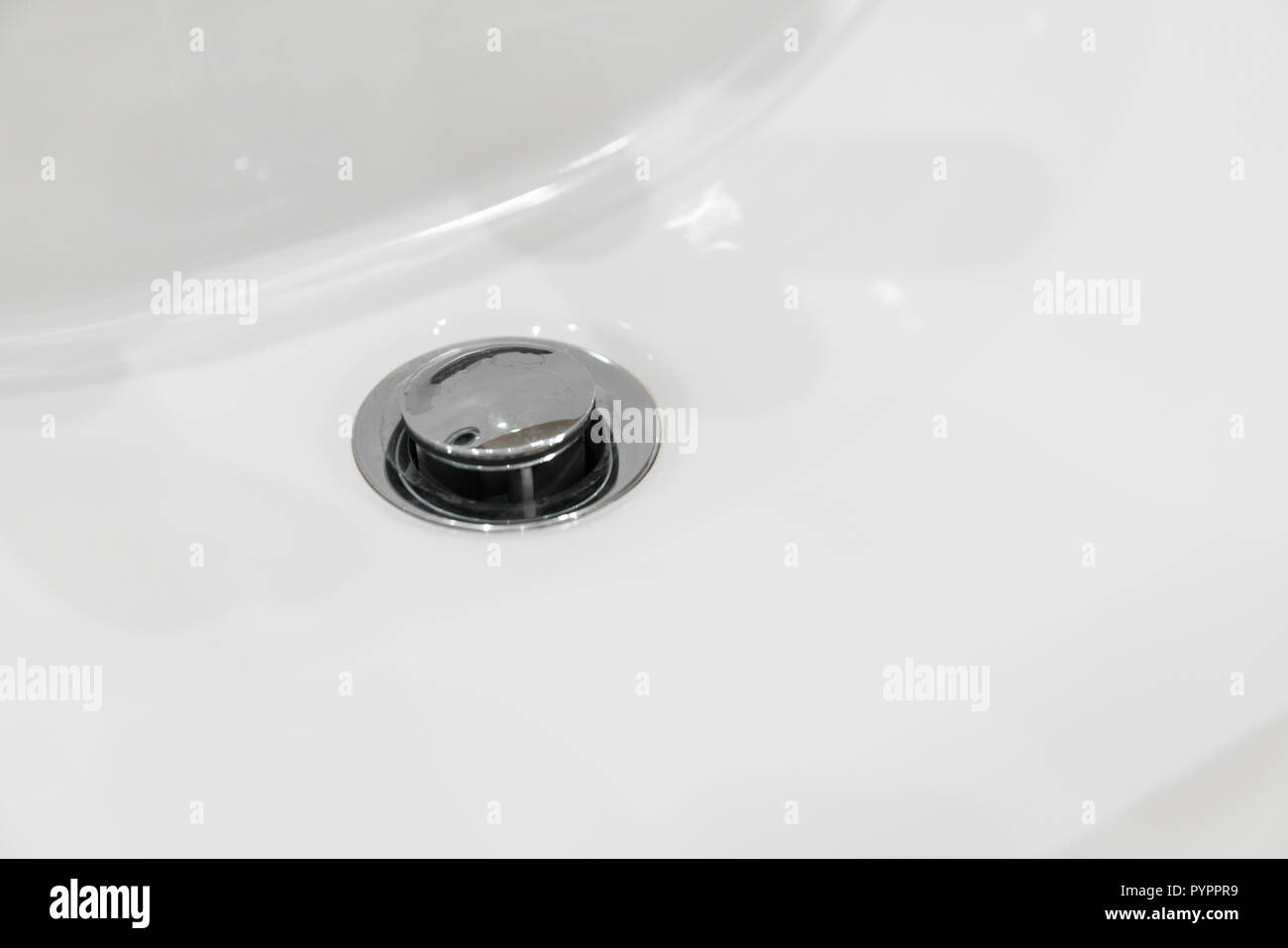 Dettagli di ceramic white il lavandino in bagno moderno. Foto Stock