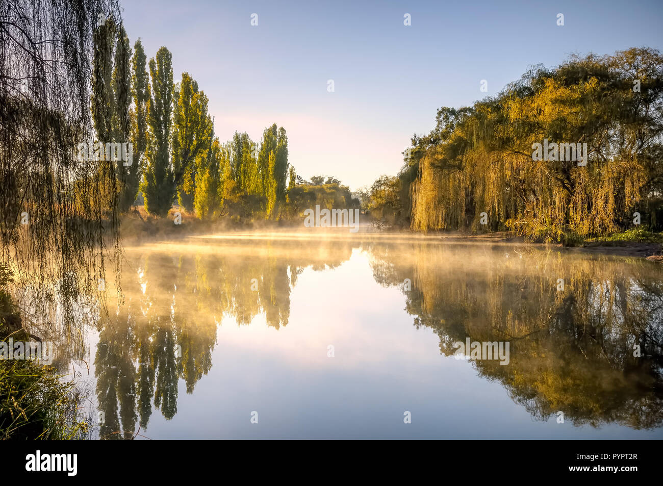 Nebbia mattutina sopra la valle del suo avvolgimento attraverso il New England altipiano terreni coltivati come il sole del mattino inizia a bruciare la nebbia. Foto Stock