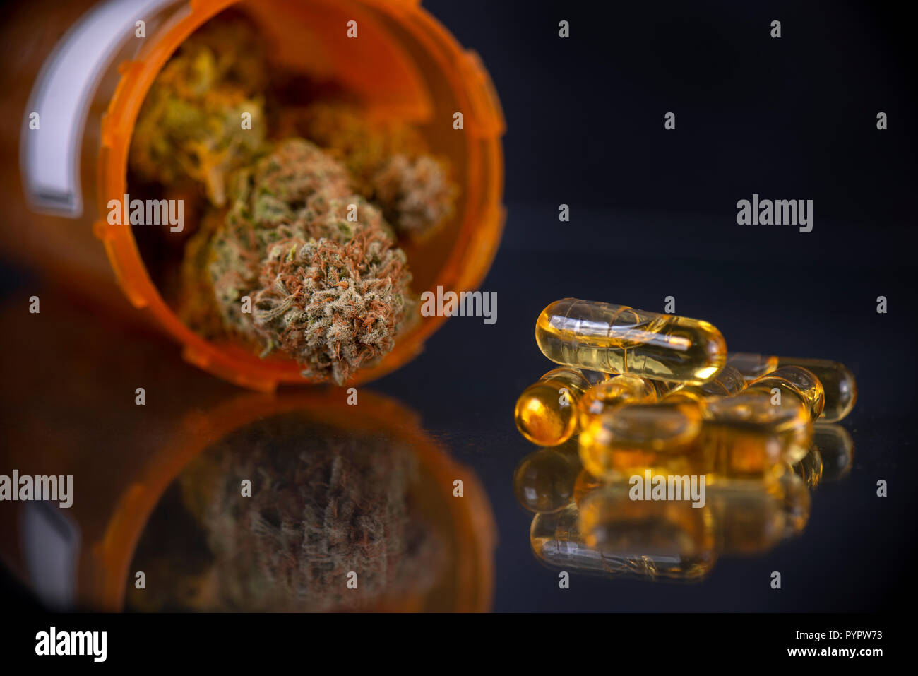 La marijuana medica concetto a secco con boccioli e olio di cannabis su sfondo scuro Foto Stock