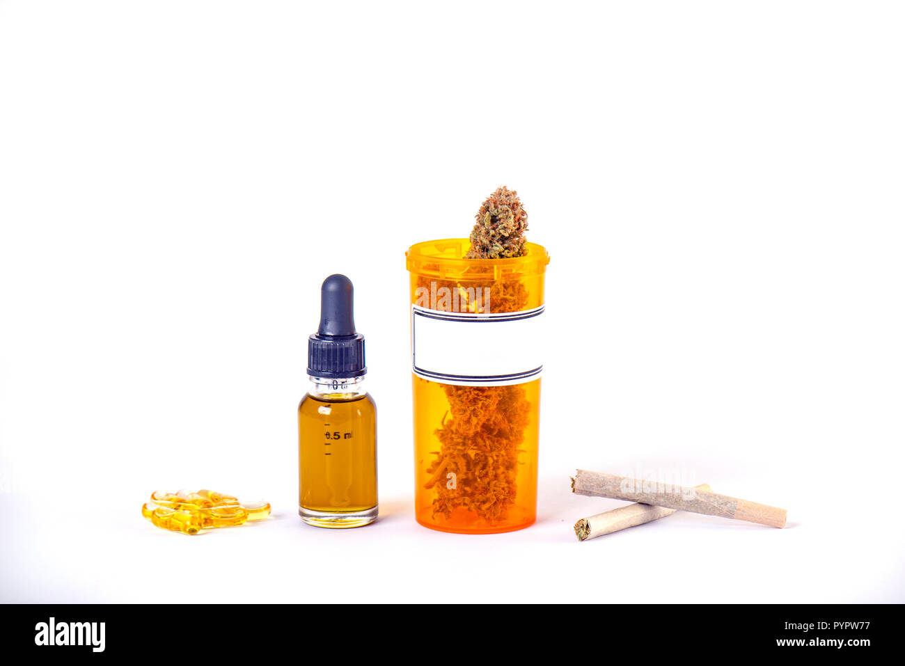 Un assortimento di cannabis medica prodotti, pillole e olio di CBD isolate su sfondo bianco Foto Stock