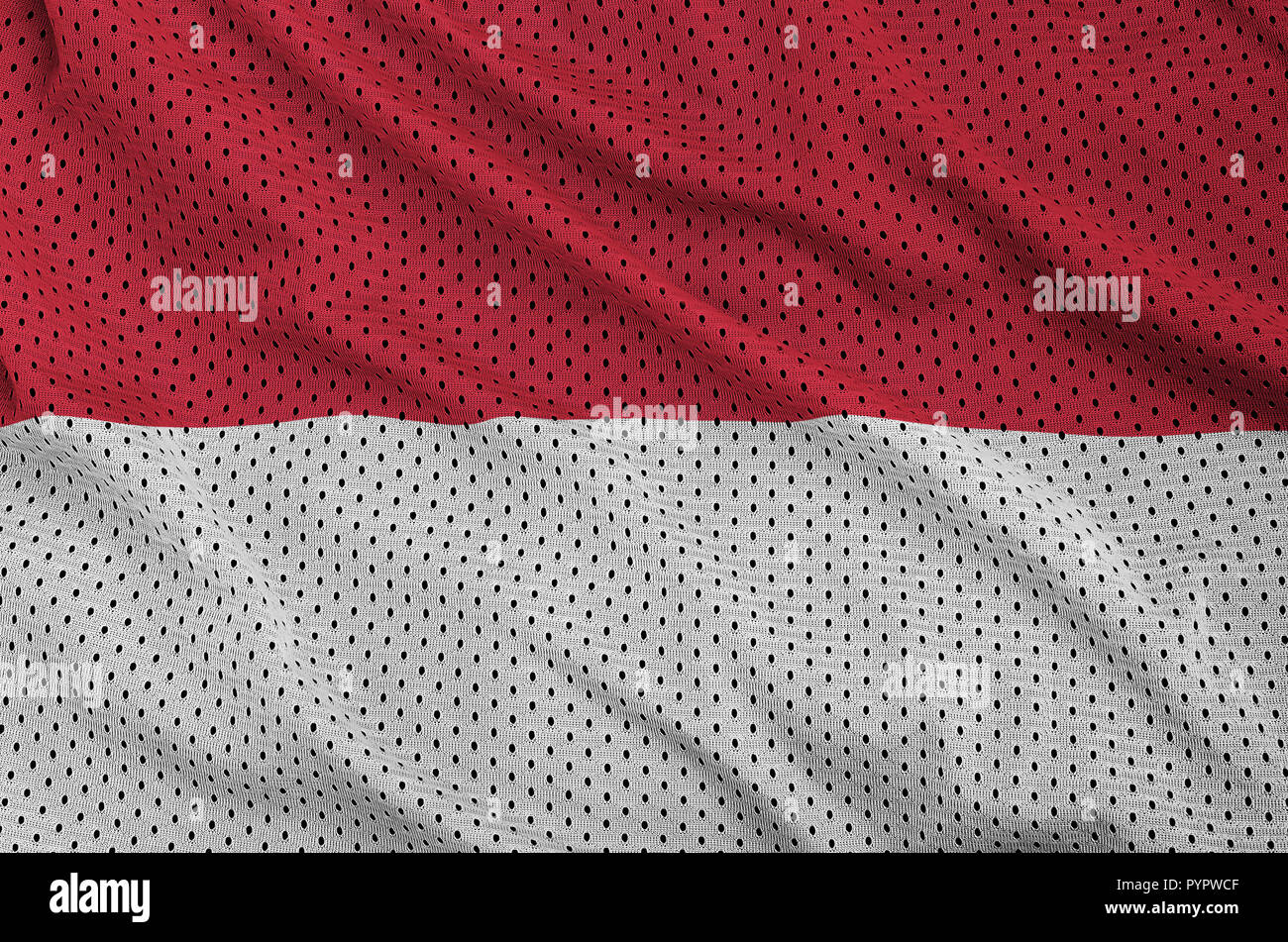Bandiera dell'Indonesia stampato su un poliestere nylon sportswear tessuto a rete con alcune pieghe Foto Stock