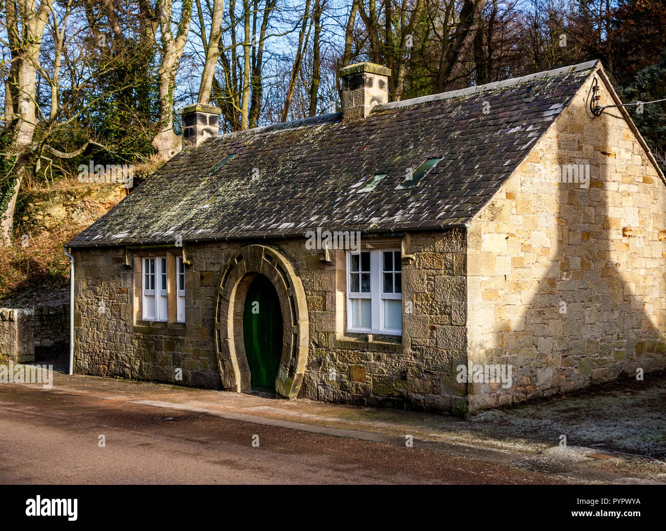 Il vecchio Fabbri Shop e forgiare nel villaggio di Ford sulla Ford e metalli Estate in Northumberland. Nota la a forma di ferro di cavallo porta. Foto Stock