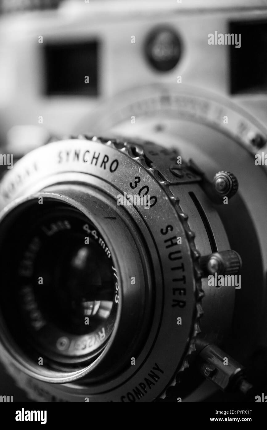WOODBRIDGE, NEW JERSEY - 11 Ottobre 2018: un polveroso, vintage Kodak Synchro 300 è visto. Immagine viene eseguita in bianco e nero. Foto Stock