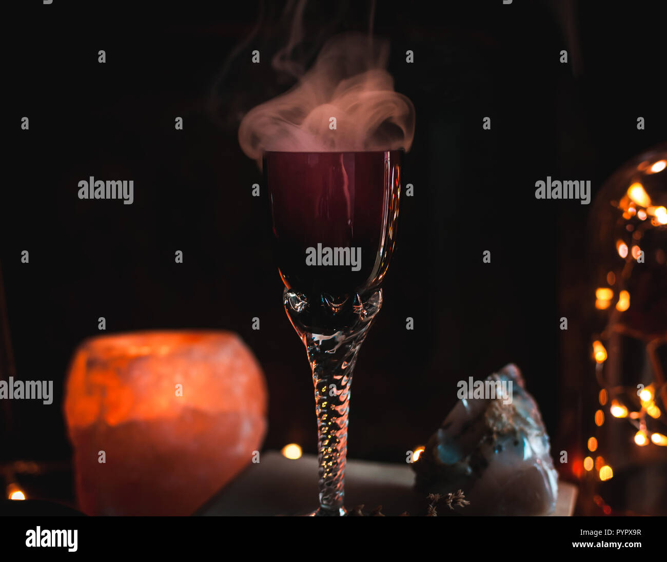 Pozione magica in un bicchiere. La magia e il concetto di bravura eccezionale Foto Stock
