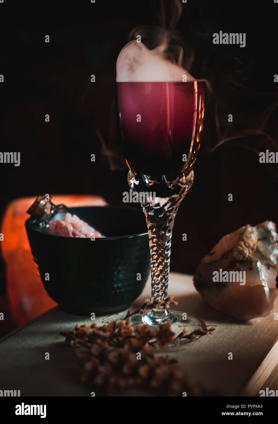 Pozione magica in un bicchiere. La magia e il concetto di bravura eccezionale Foto Stock