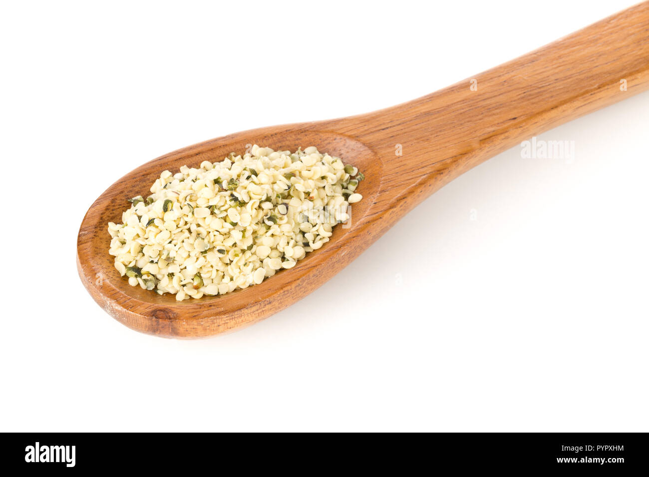 Cumulo di materie organiche di semi di canapa sul cucchiaio di legno su sfondo bianco Foto Stock
