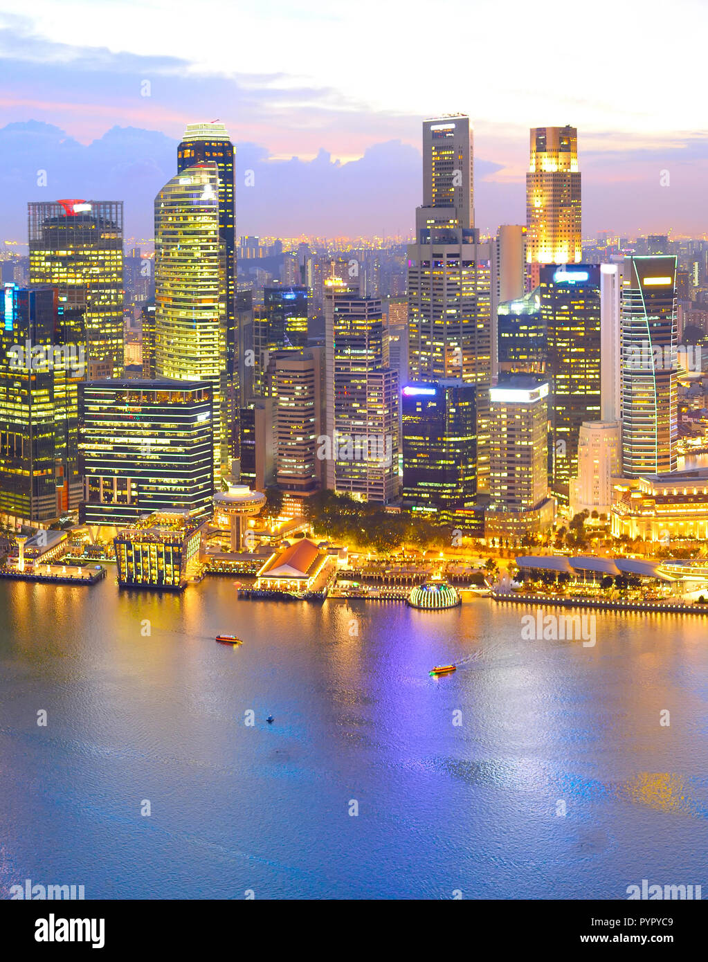 Il centro della città di Singapore al crepuscolo, vista aerea Foto Stock