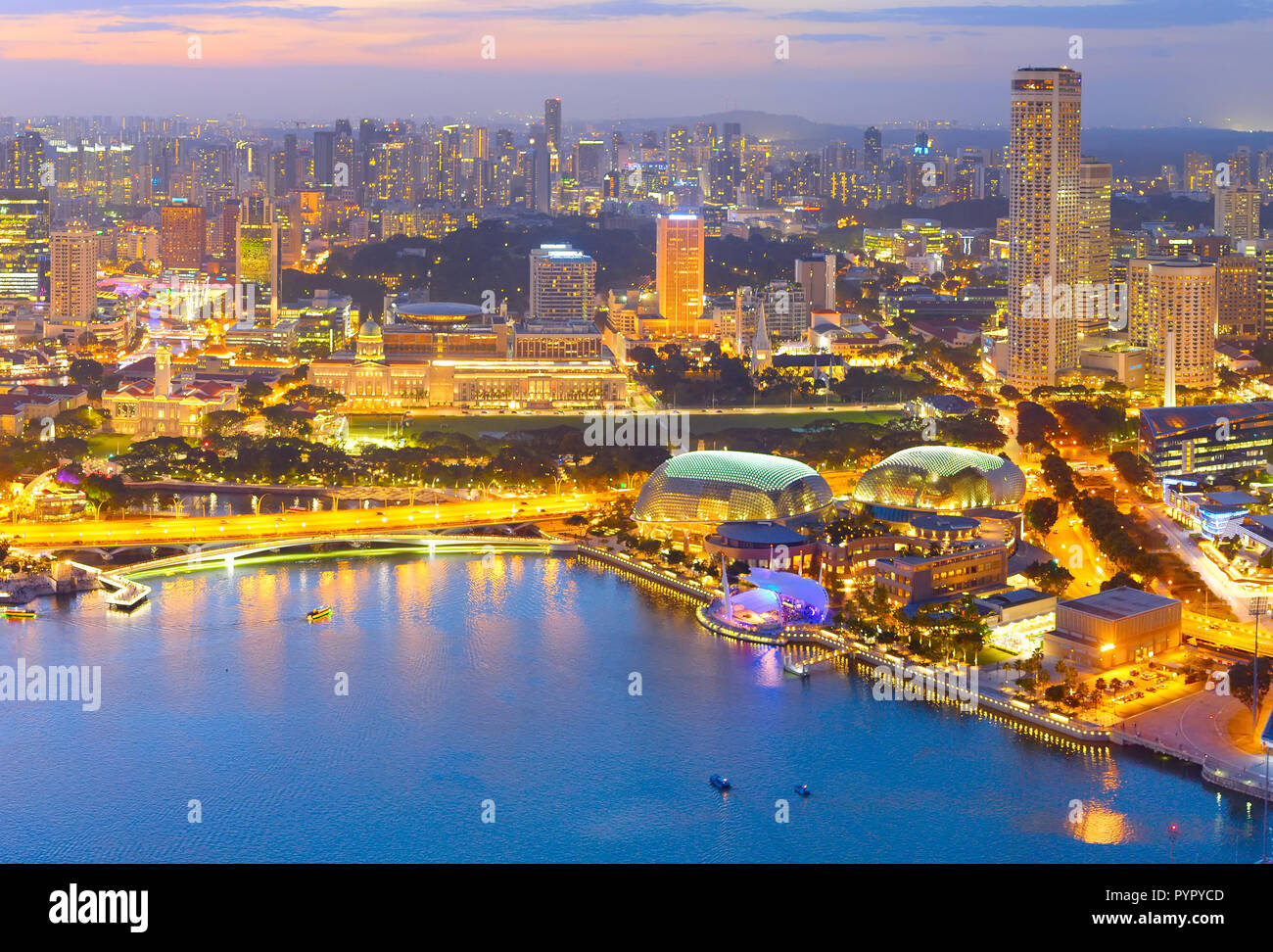 Paesaggio di Singapore al crepuscolo, vista aerea Foto Stock