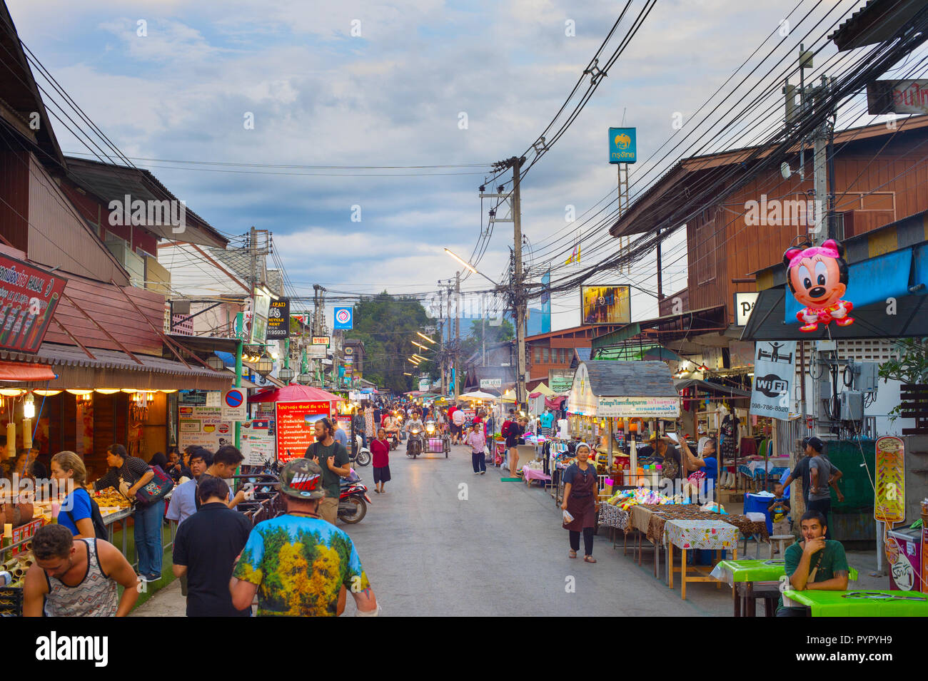 PAI, Tailandia - 03 GEN 2017: persone che camminano su Pai il mercato notturno in Twilight. Pai è la famosa attrazione turistica in Thailandia Foto Stock